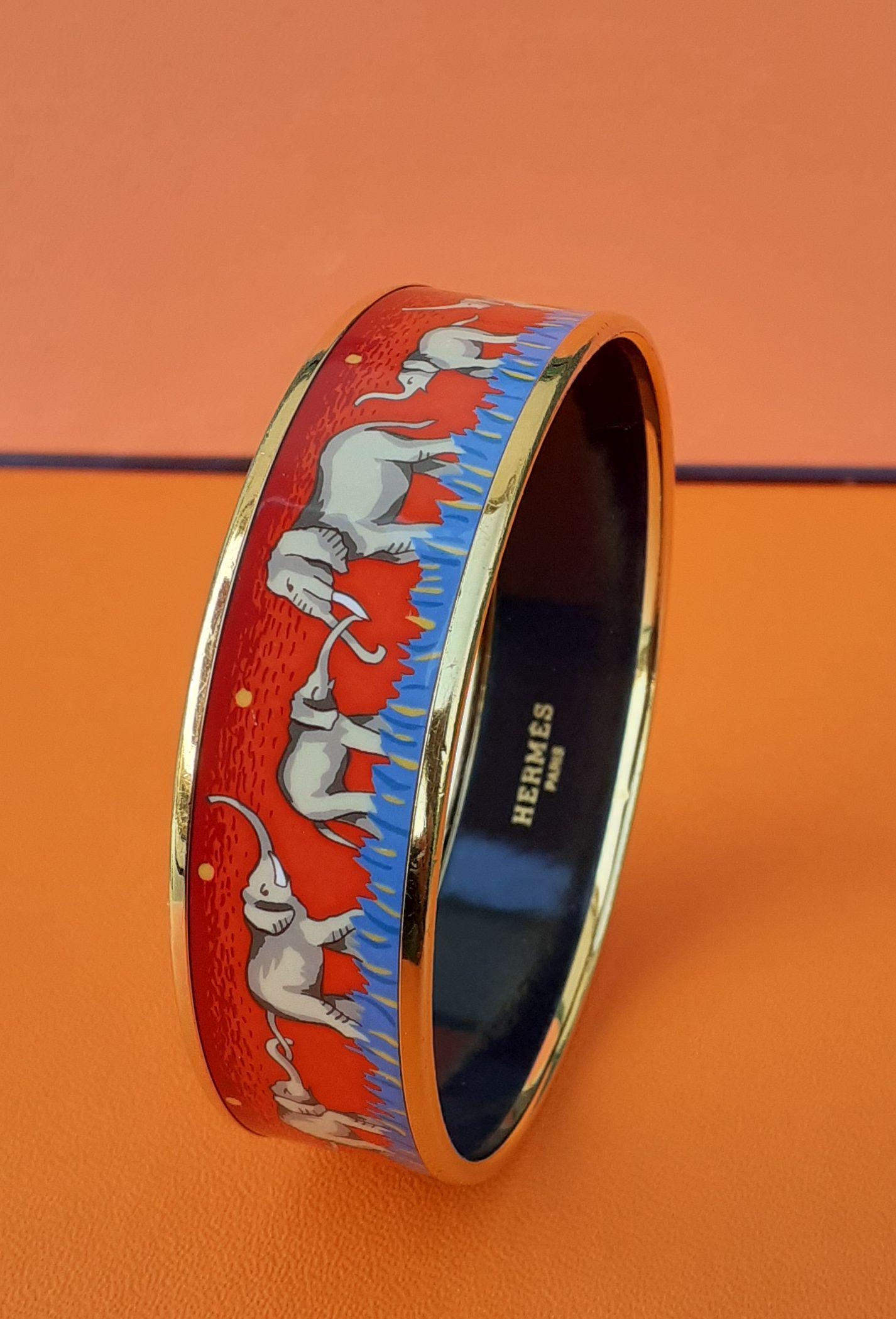 Gorgeous Authentic Hermès Bracelet

Pattern: Elephants Grazing

Hard to find ! One of the most thought after Hermès Bracelet. Rare in red !

Made in Austria + J

Made of printed Enamel and Gold Plated Hardware

Colorways: Red background with yellow