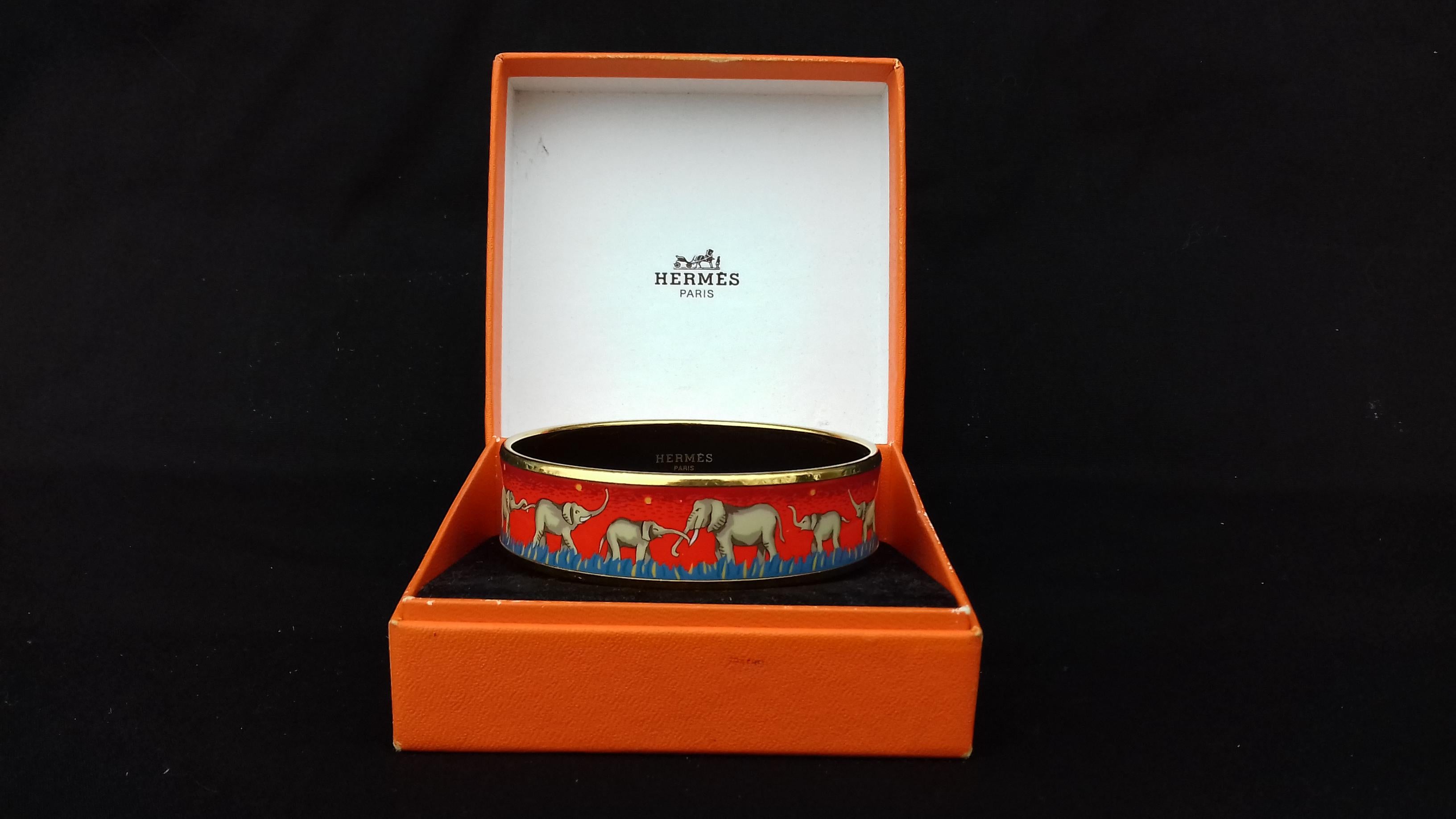 Gorgeous Authentic Hermès Bracelet

Pattern: Elephants Grazing

Hard to find ! One of the most thought after Hermès Bracelet. Rare in red !

Made in Austria + F 

Made of printed Enamel and Gold Plated Hardware

Colorways: Red background with yellow