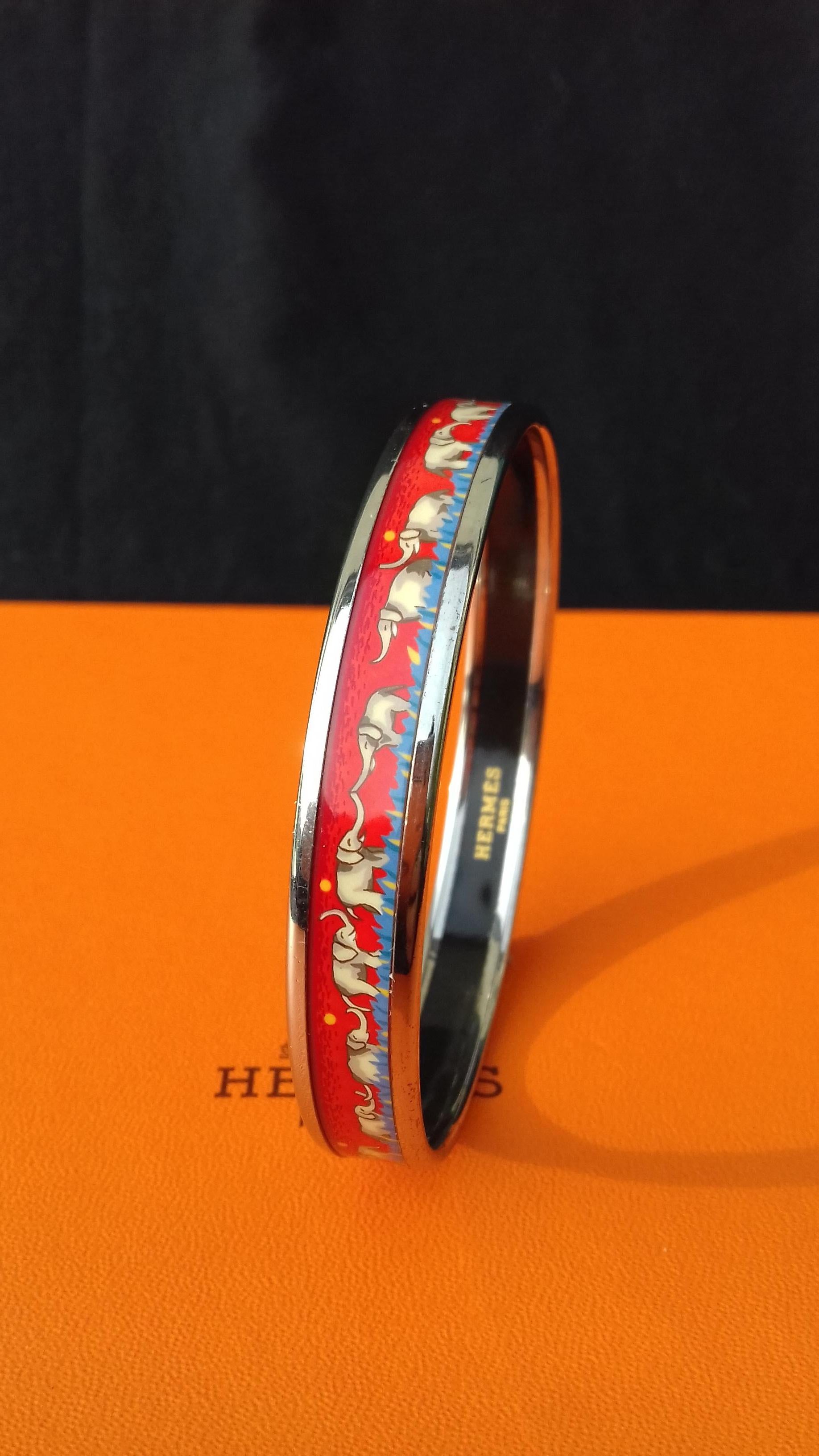 Gorgeous Authentic Hermès Bracelet

Pattern: Elephants Grazing

Hard to find ! One of the most thought after Hermès Bracelet

Made in Austria + L

Made of printed Enamel and Palladium Plated Hardware (silver-tone)

Colorways: Red background and