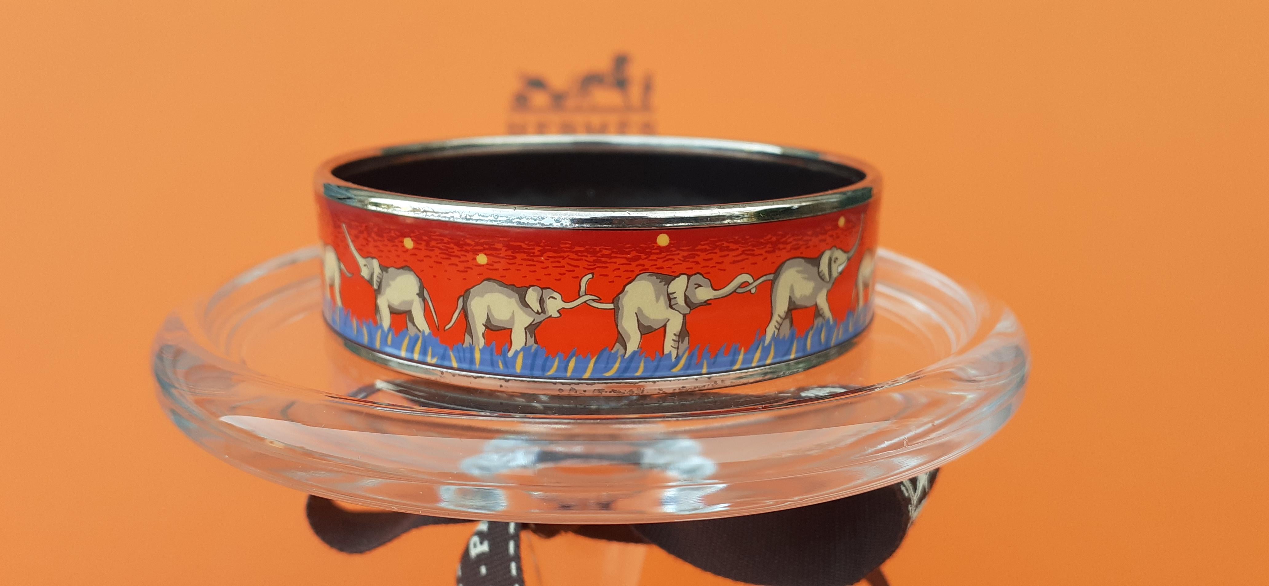 Hermès Enamel Printed Bracelet Elephants Grazing Red Size 65 Phw RARE In Good Condition In Corcoué Sur Logne, Loire-Atlantique