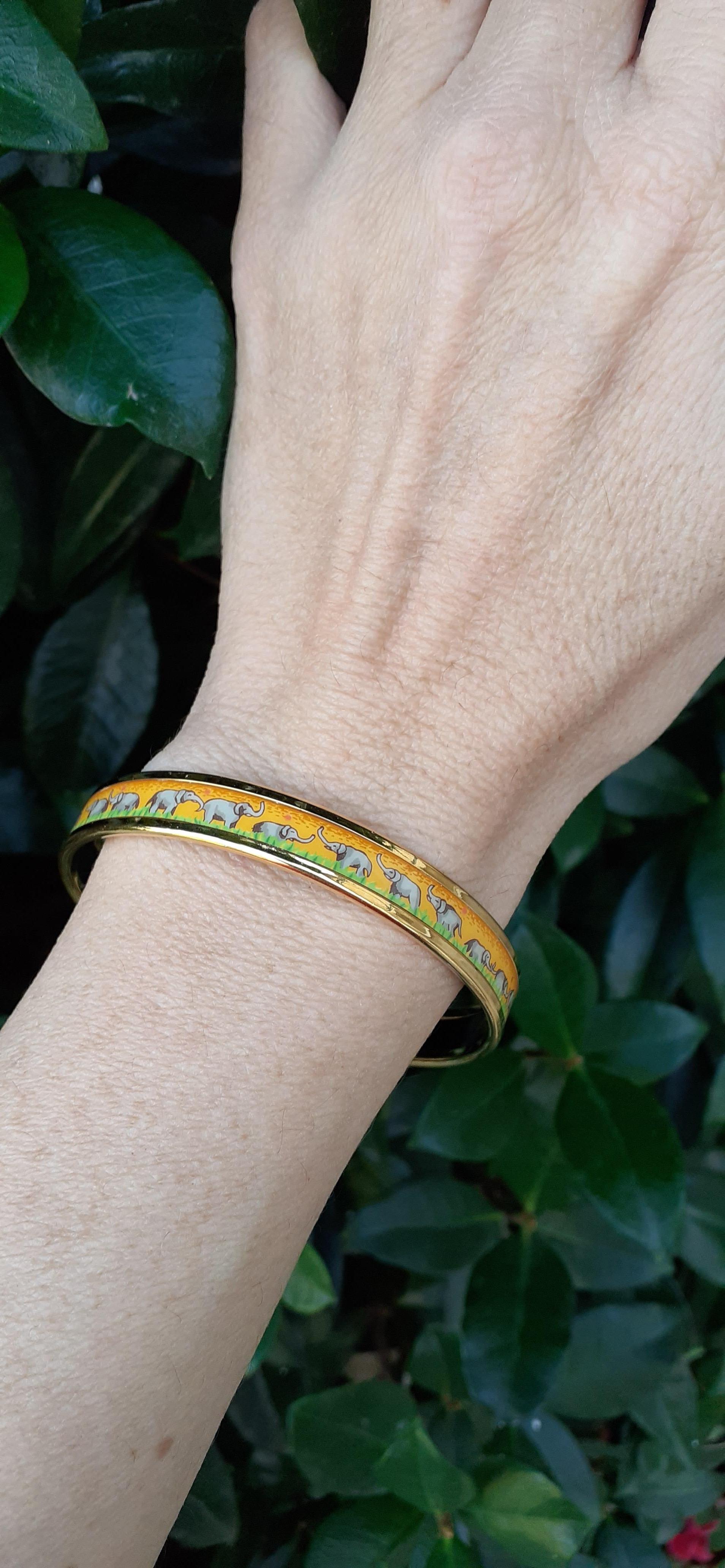Hermès - Bracelet imprimé en émail - Éléphants broutant - Ghw jaune étroit - Taille 65 en vente 9
