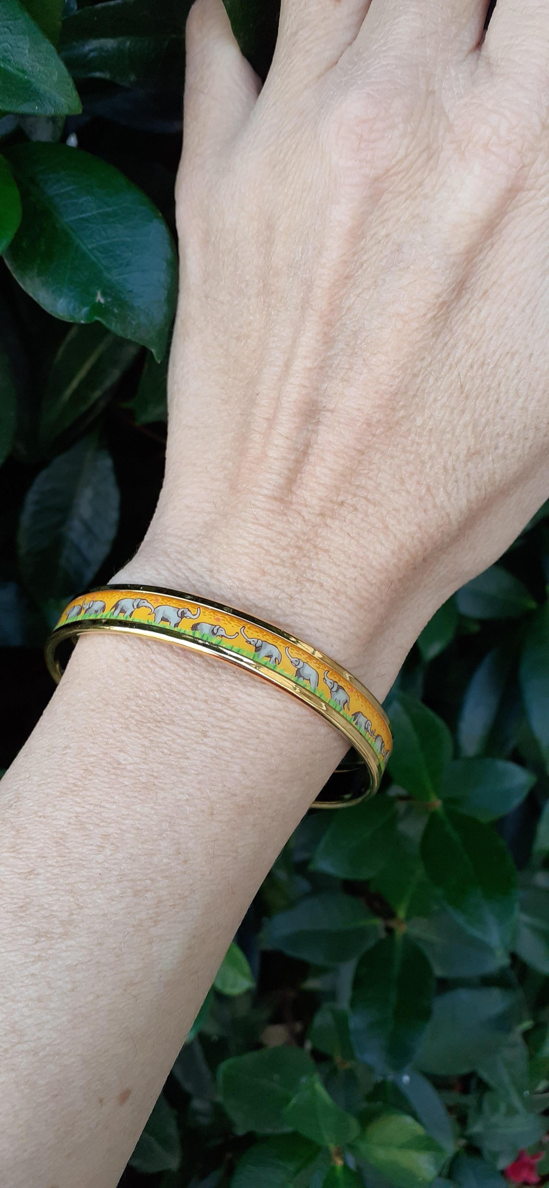 Hermès Enamel Printed Bracelet Elephants Grazing Yellow Ghw Narrow Size 65 For Sale 8