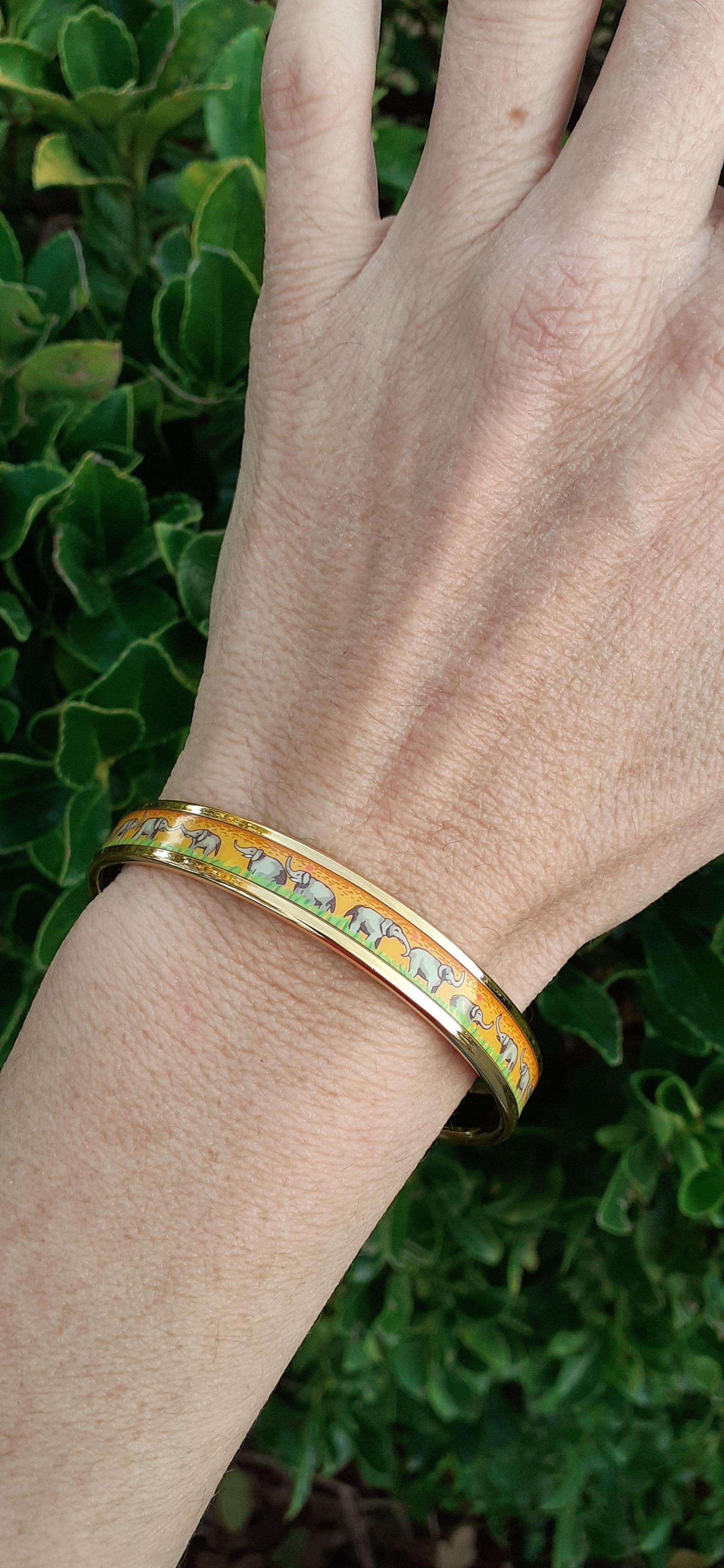 Hermès - Bracelet imprimé en émail - Éléphants broutant - Ghw jaune étroit - Taille 65 en vente 10