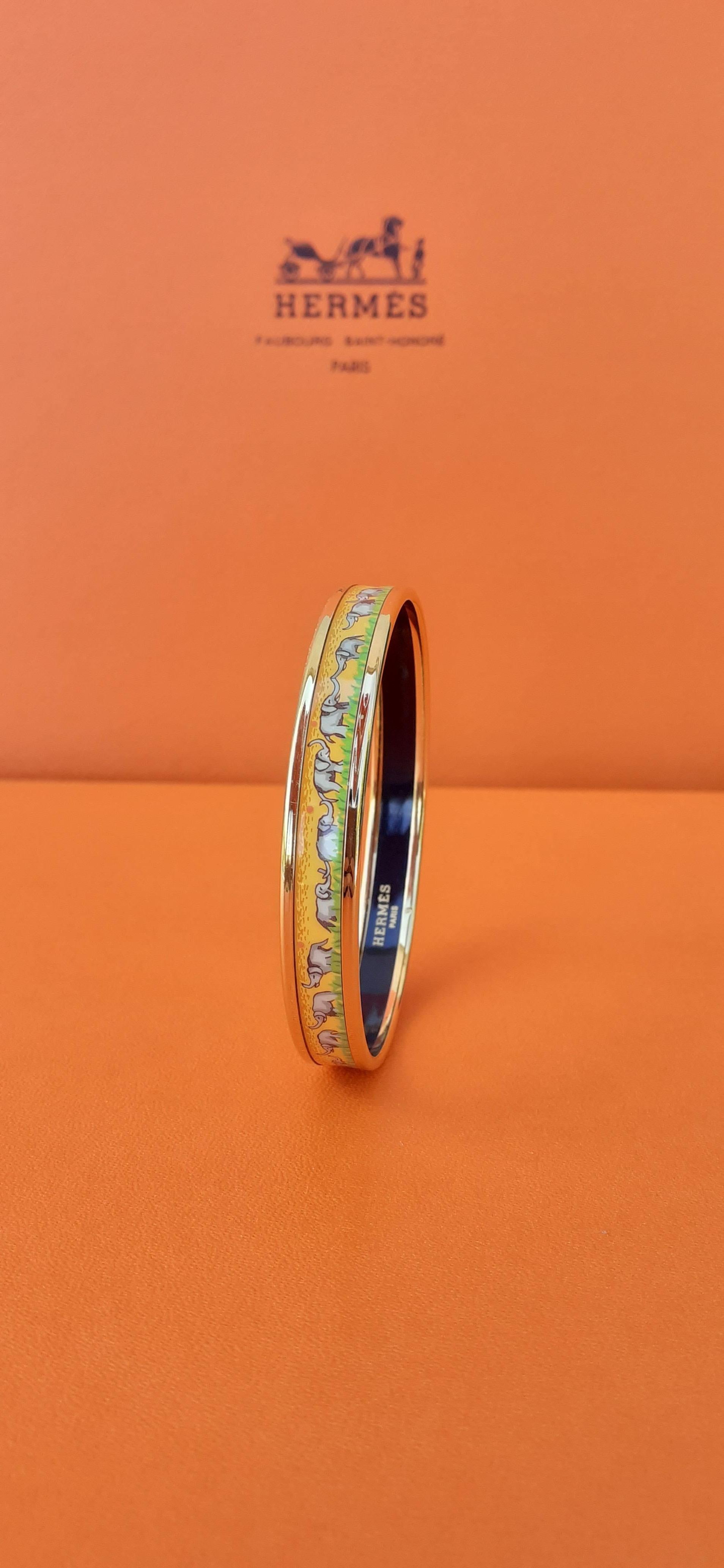 Gorgeous Authentic Hermès Bracelet

Pattern: Elephants Grazing

Hard to find ! One of the most thought after Hermès Bracelet

Made in Austria + F

Made of printed Enamel and Gold Plated Hardware

Colorways: Yellow background with discreet Pink peas,