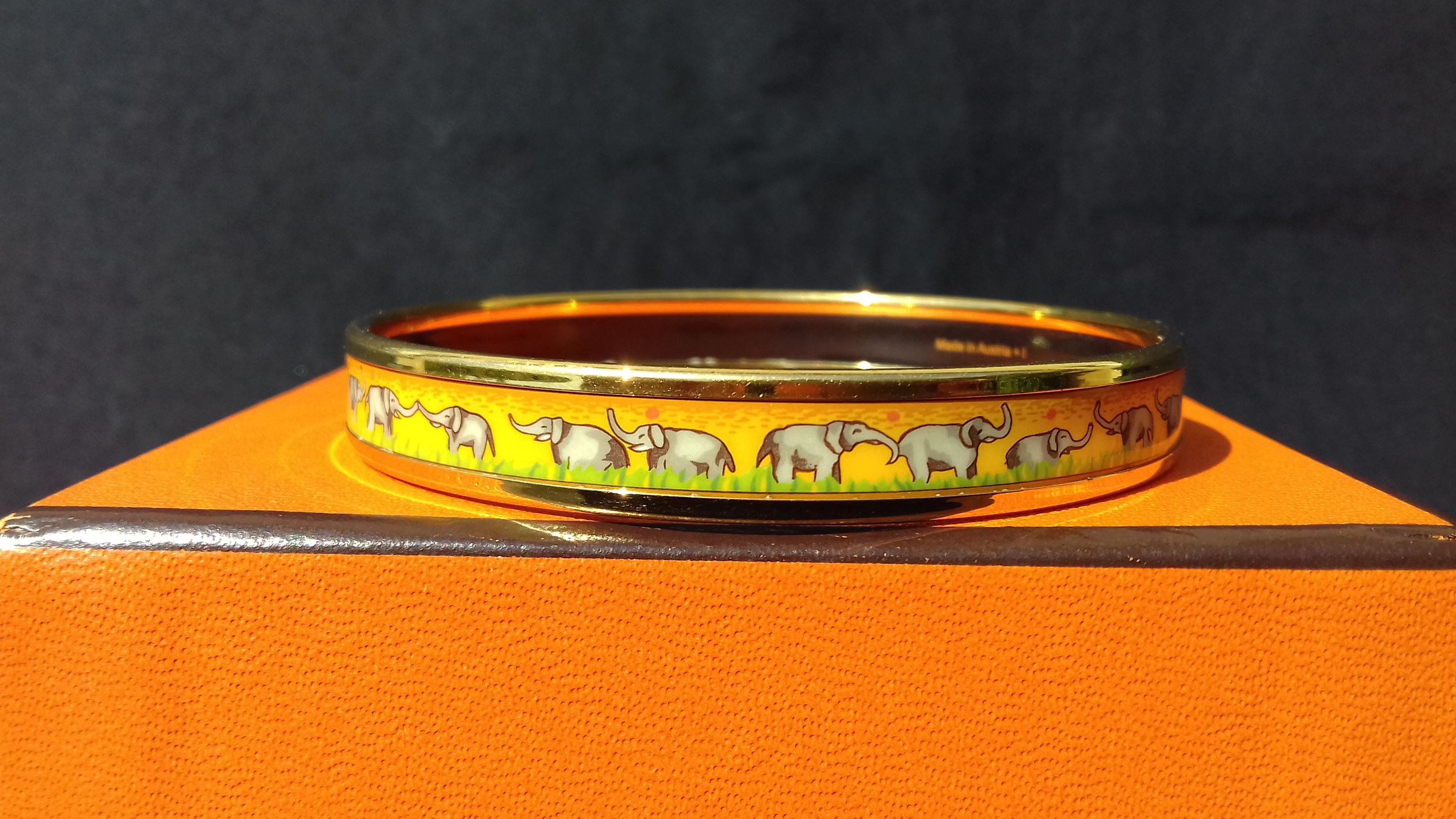 Gorgeous Authentic Hermès Bracelet

Pattern: Elephants Grazing

Hard to find ! One of the most thought after Hermès Bracelet

Made in Austria + I 

Made of printed Enamel and Gold Plated Hardware

Colorways: Yellow background with discreet Pink