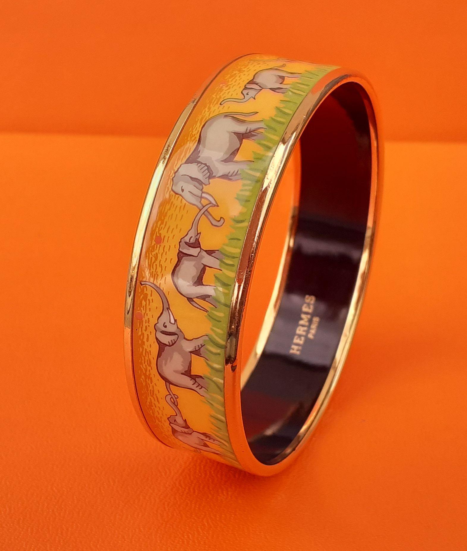 Gorgeous Authentic Hermès Bracelet

A grail ! Hard to find

Pattern: Elephants Grazing

Made in Austria + F

Made of printed Enamel and Gold Plated Hardware

Colorways: Yellow background with discreet Pink peas, Grey elephants and Green grass,