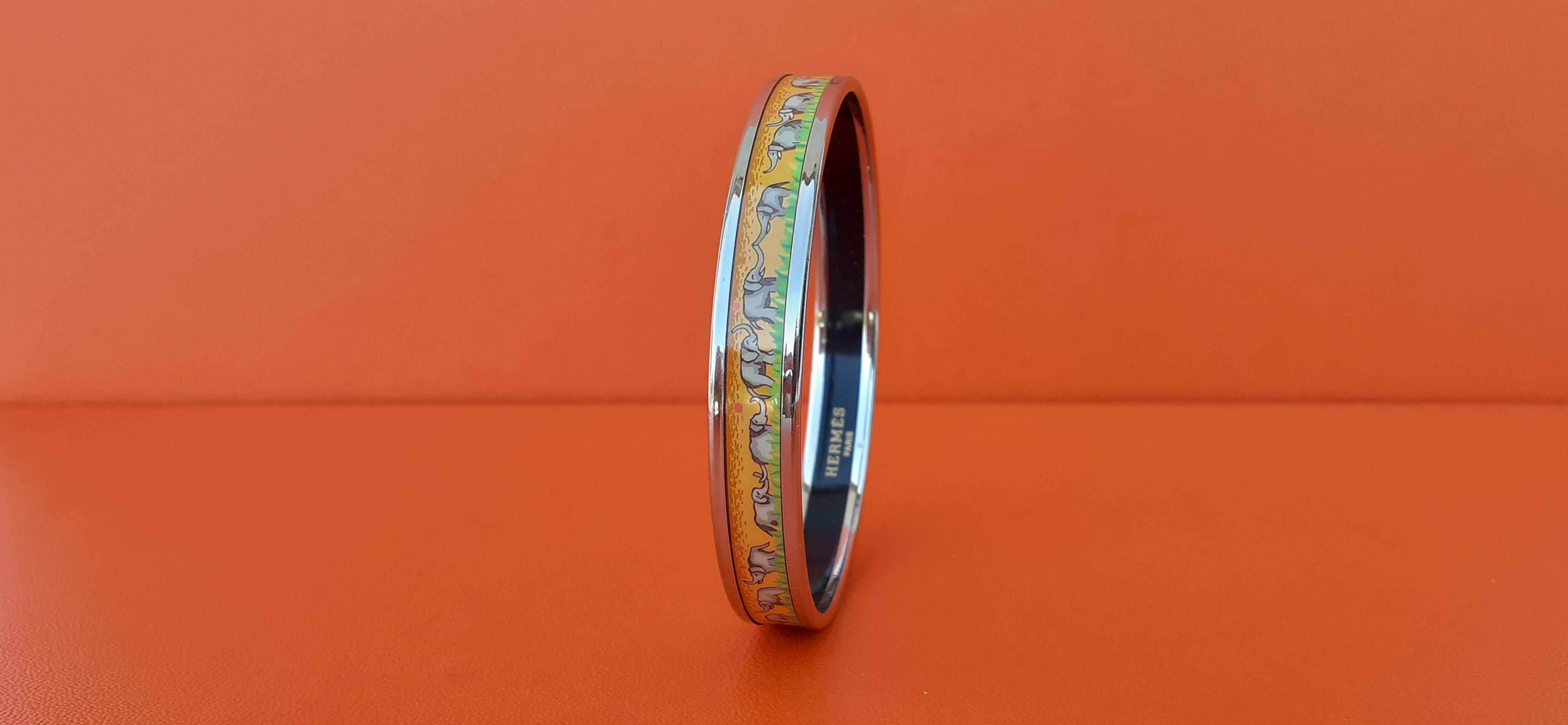 Gorgeous Authentic Hermès Bracelet

Pattern: Elephants Grazing

Hard to find ! One of the most thought after Hermès Bracelet

Made in Austria + F

Made of printed Enamel and Palladium Plated Hardware (Silver Tone)

Colorways: Yellow background with