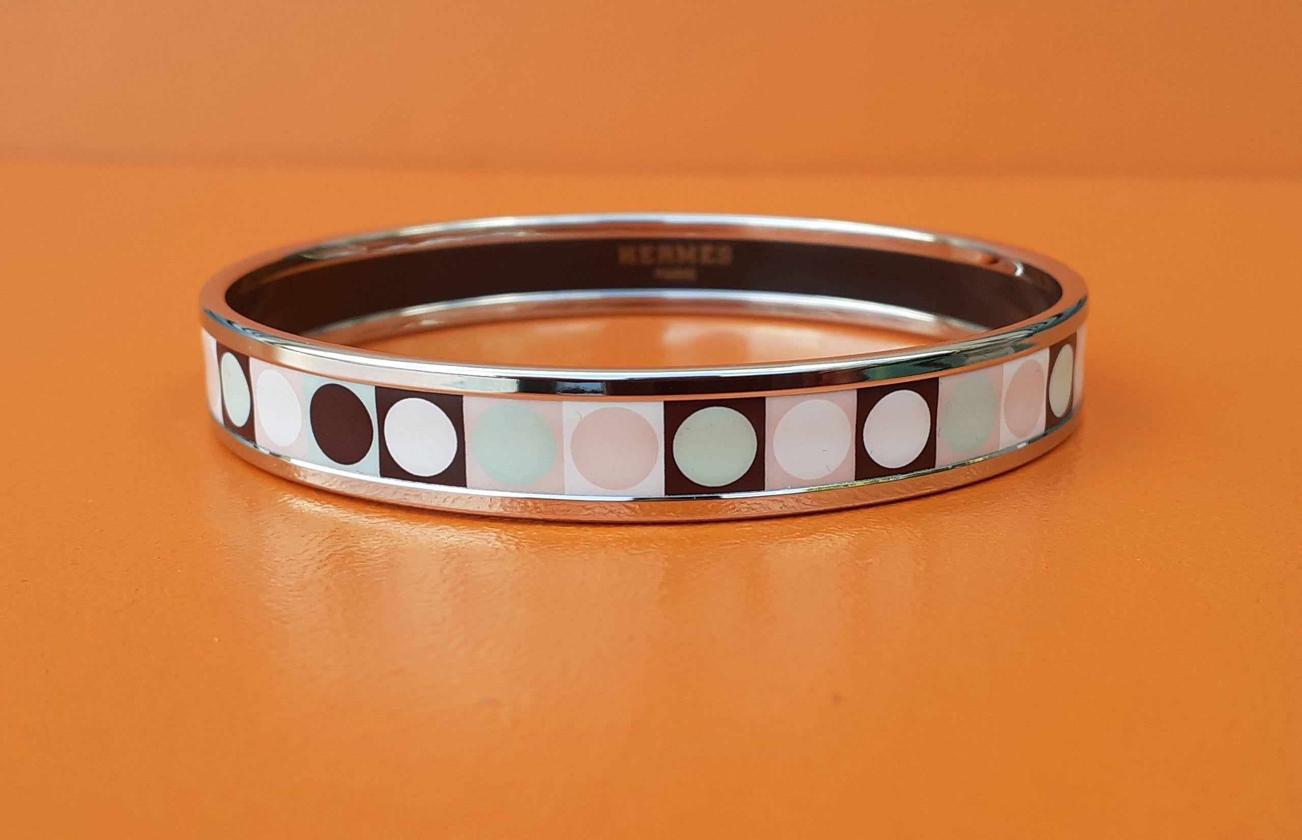 Gorgeous Authentic Hermès Bracelet

Geometric print: rounds in squares

With its pastel colors, this bracelet is so elegant, delicate, lovely !

Made in Austria + K
 
Made of enamel printed and NEW palladium plated hardware

Colorways: White /
