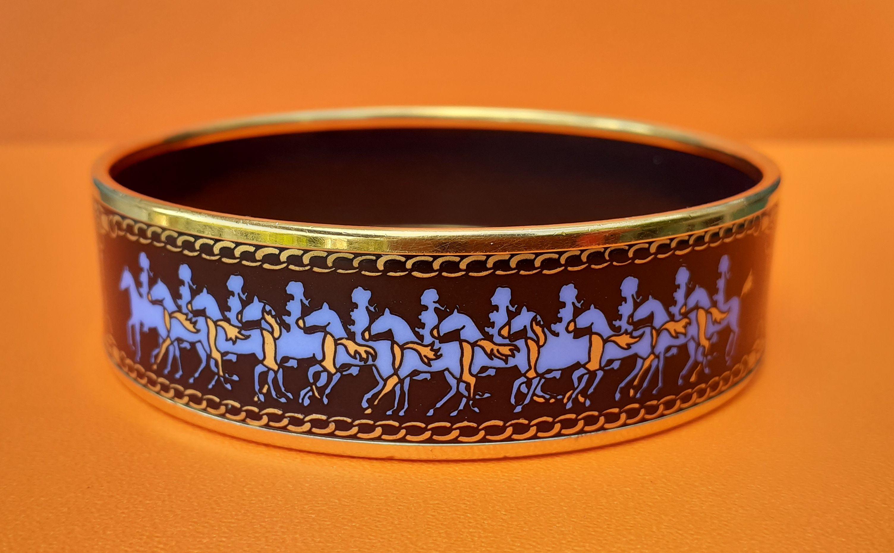 Hermès Bracelet en or imprimé émail avec motif de chevaux cavaliers et motif de cavaliers, taille GM 70 en vente 7