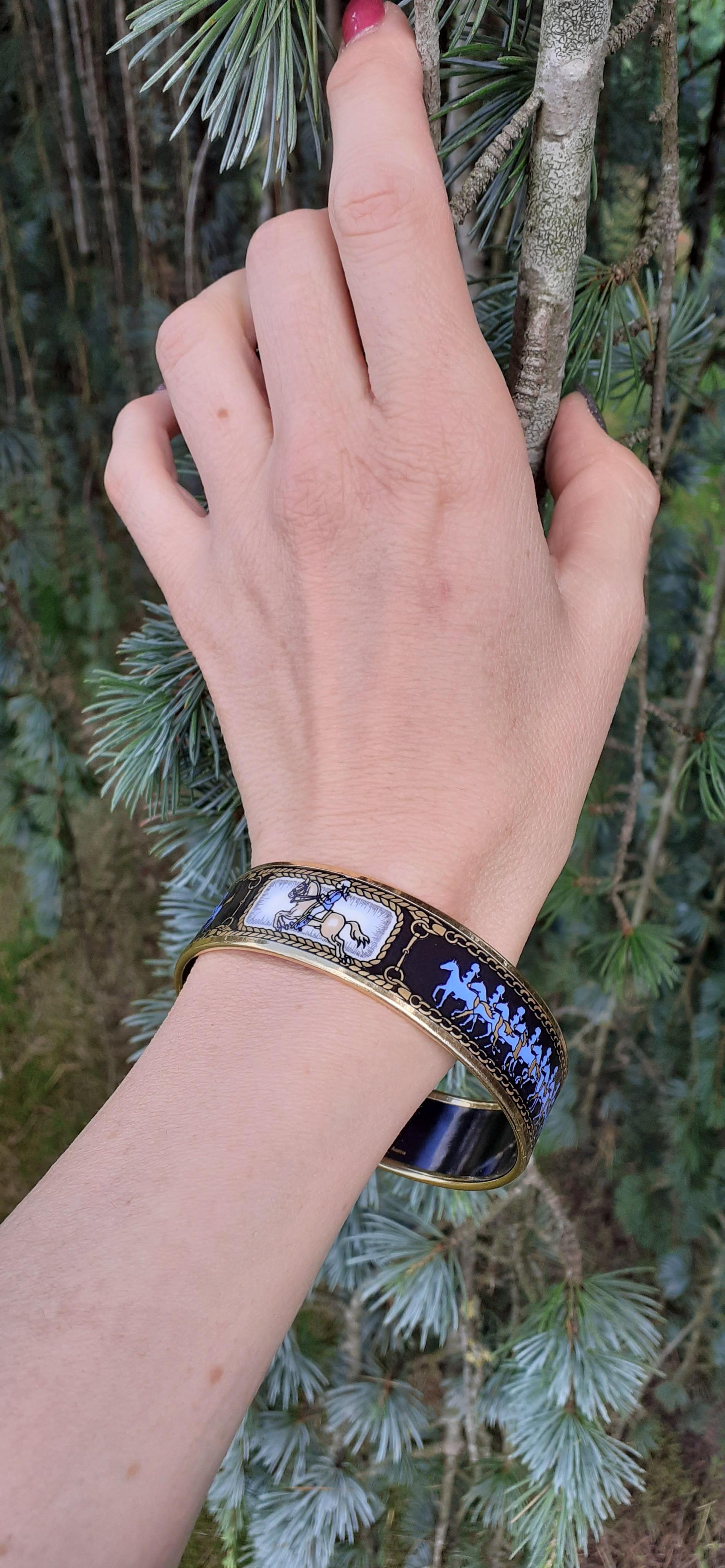 Hermès Bracelet en or imprimé émail avec motif de chevaux cavaliers et motif de cavaliers, taille GM 70 en vente 9