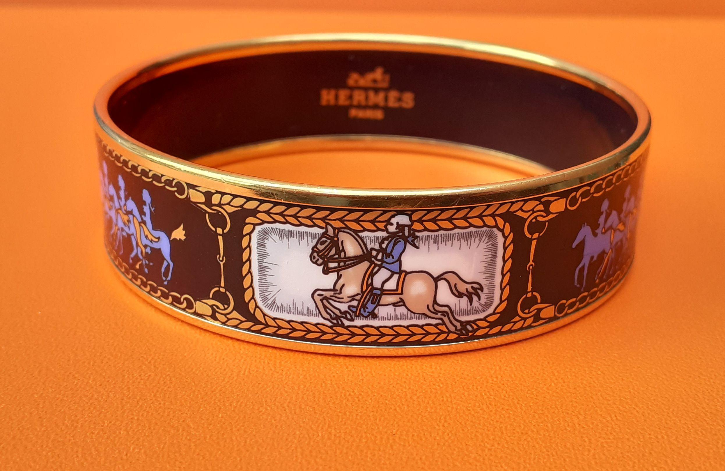 Hermès Emaille bedrucktes Armband Pferde Reiter Muster Gold Hdw Größe GM 70 Damen im Angebot