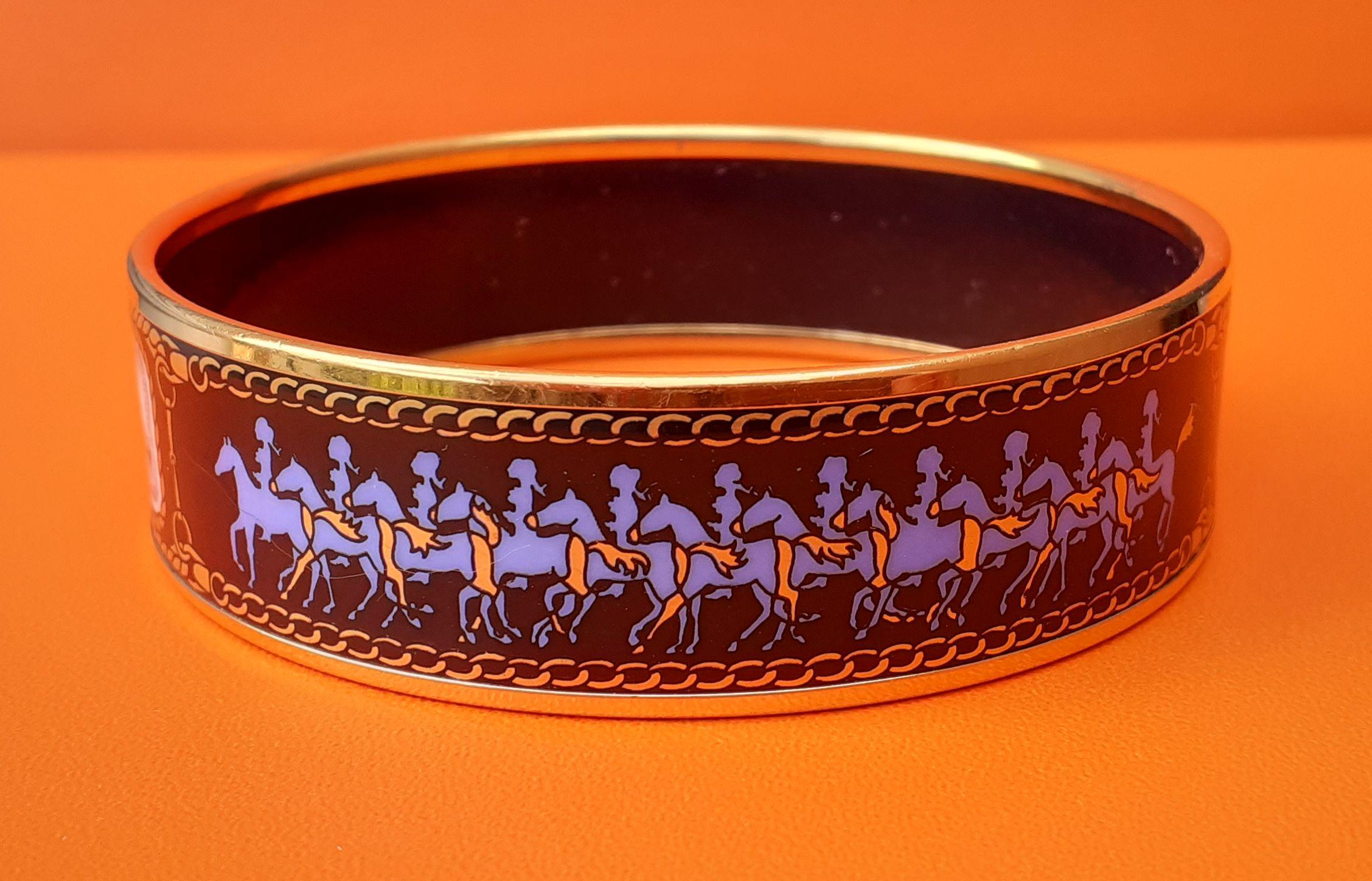 Hermès Bracelet en or imprimé émail avec motif de chevaux cavaliers et motif de cavaliers, taille GM 70 Pour femmes en vente