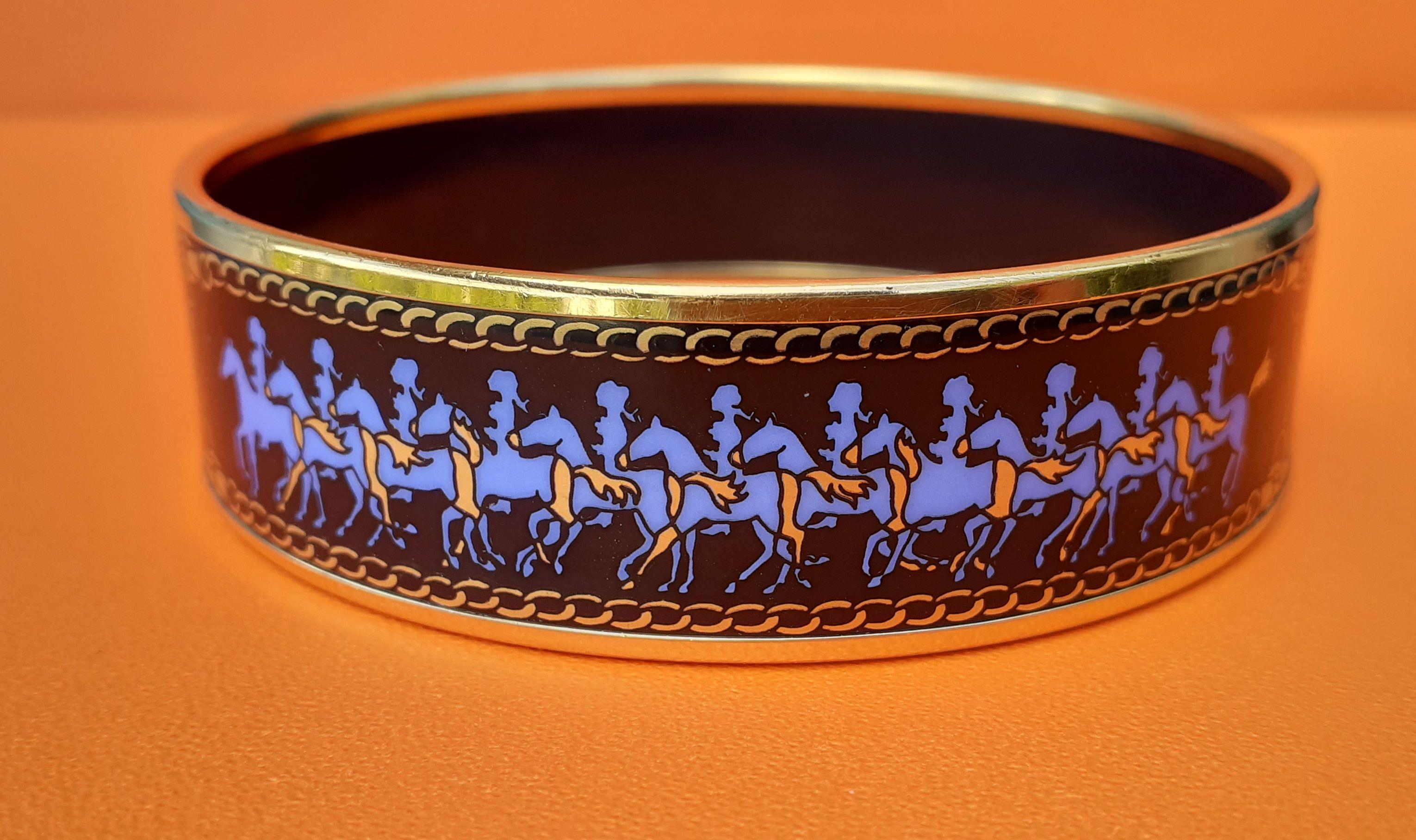 Women's Hermès Enamel Printed Bracelet Horses Riders Pattern Gold Hdw Size GM 70 For Sale