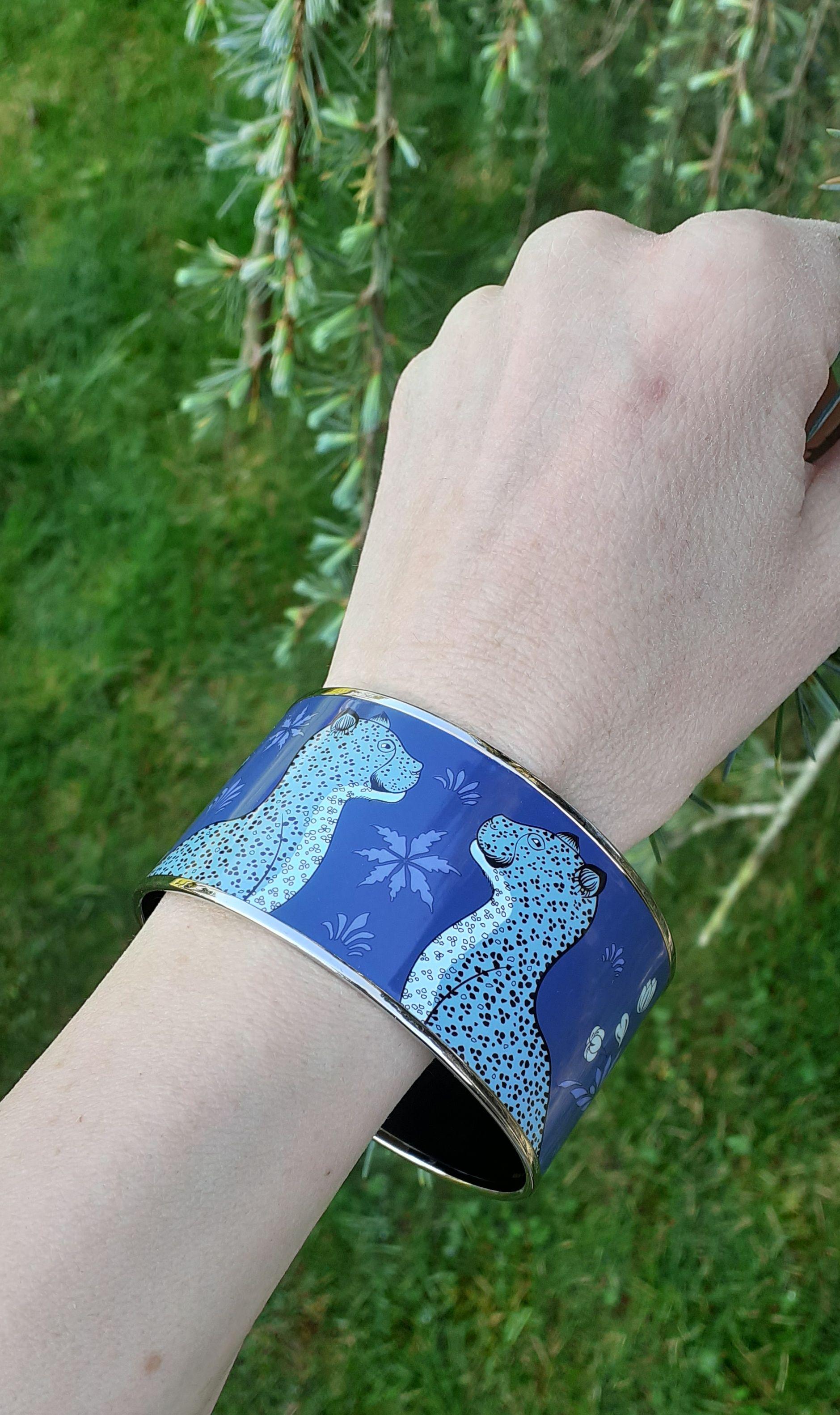 Hermès Bracelet imprimé émail léopard bleu extra large en palladium Hdw Taille GM 70 en vente 6