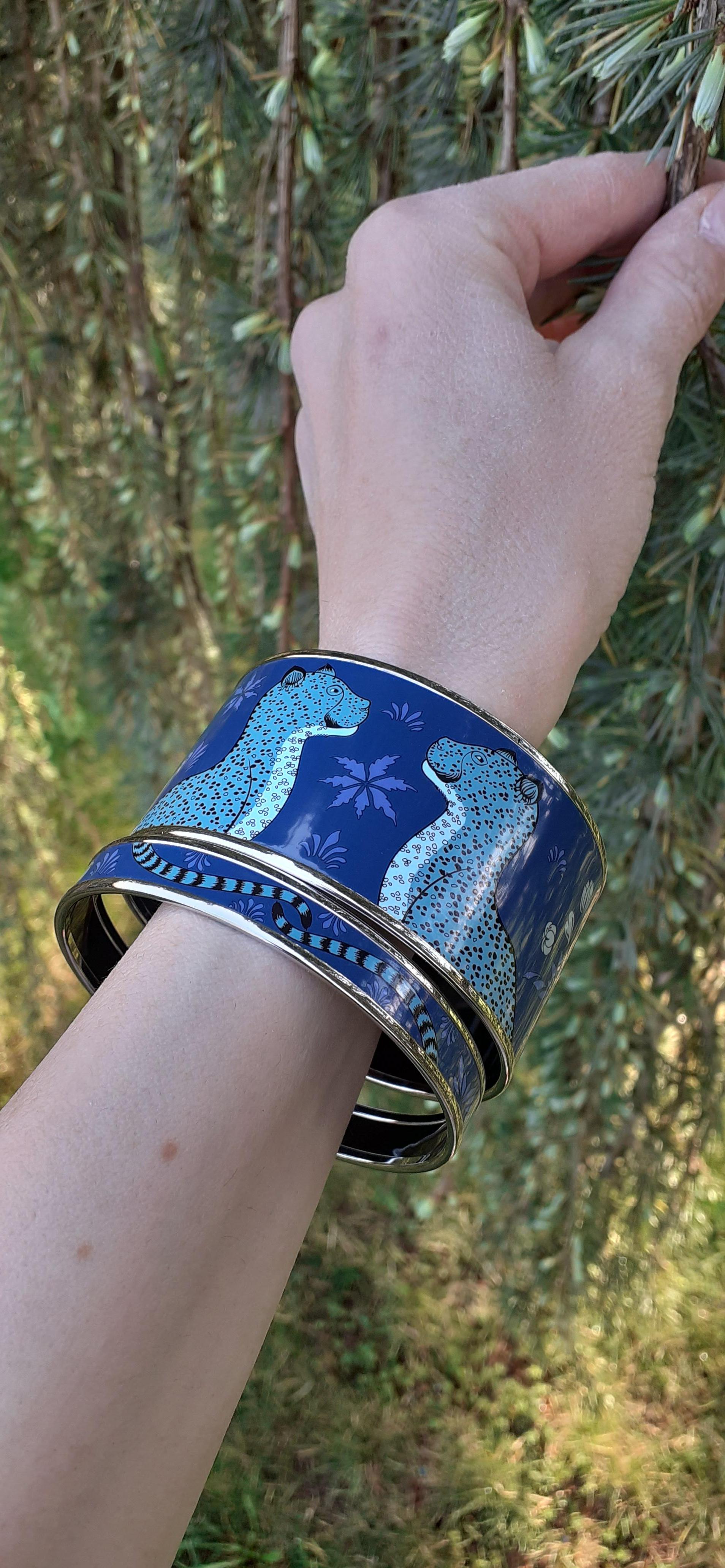 Hermès Bracelet imprimé émail léopard bleu extra large en palladium Hdw Taille GM 70 en vente 8