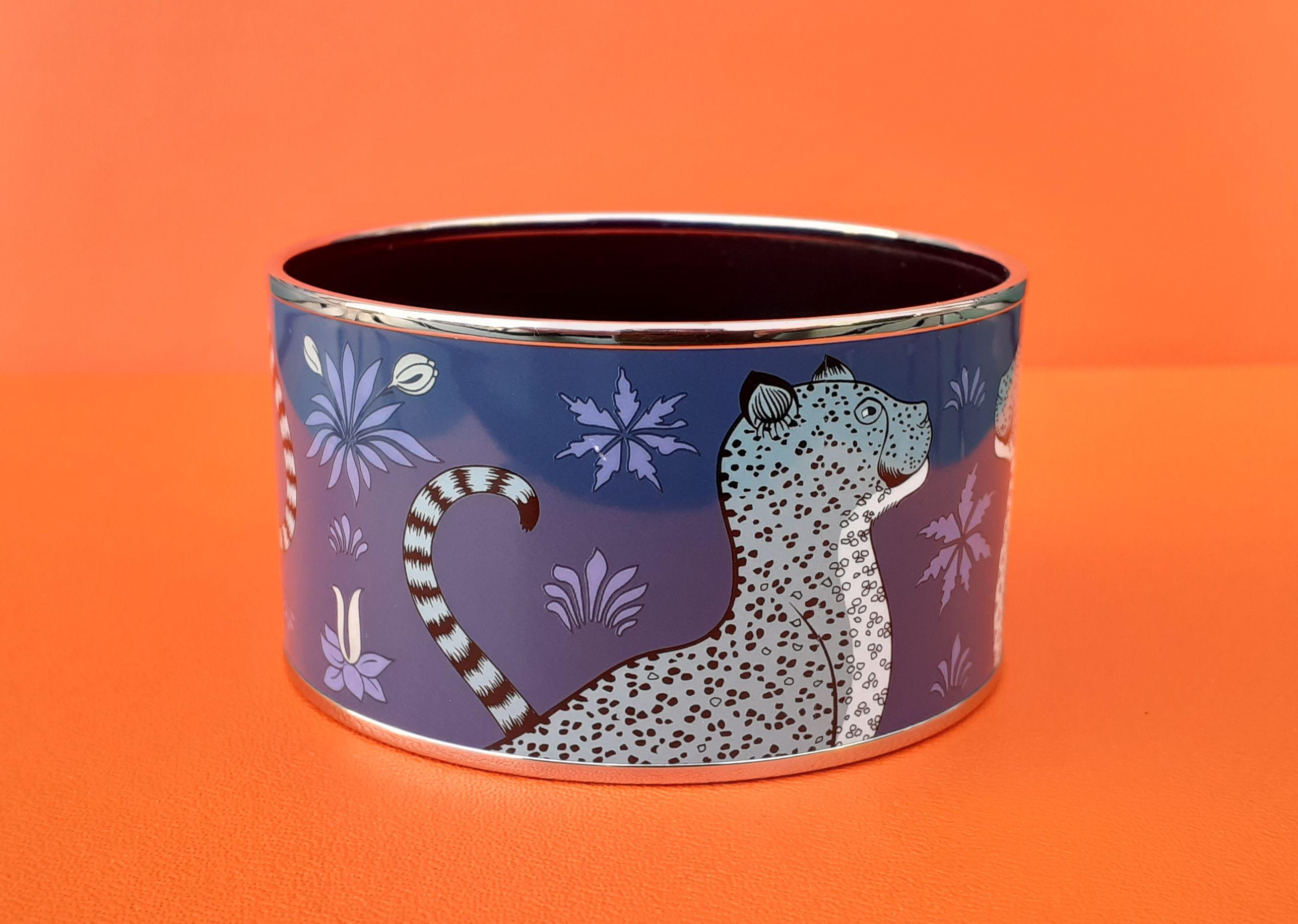 Women's Hermès Enamel Printed Bracelet Leopards Blue Extra Wide Palladium Hdw Size GM 70 For Sale