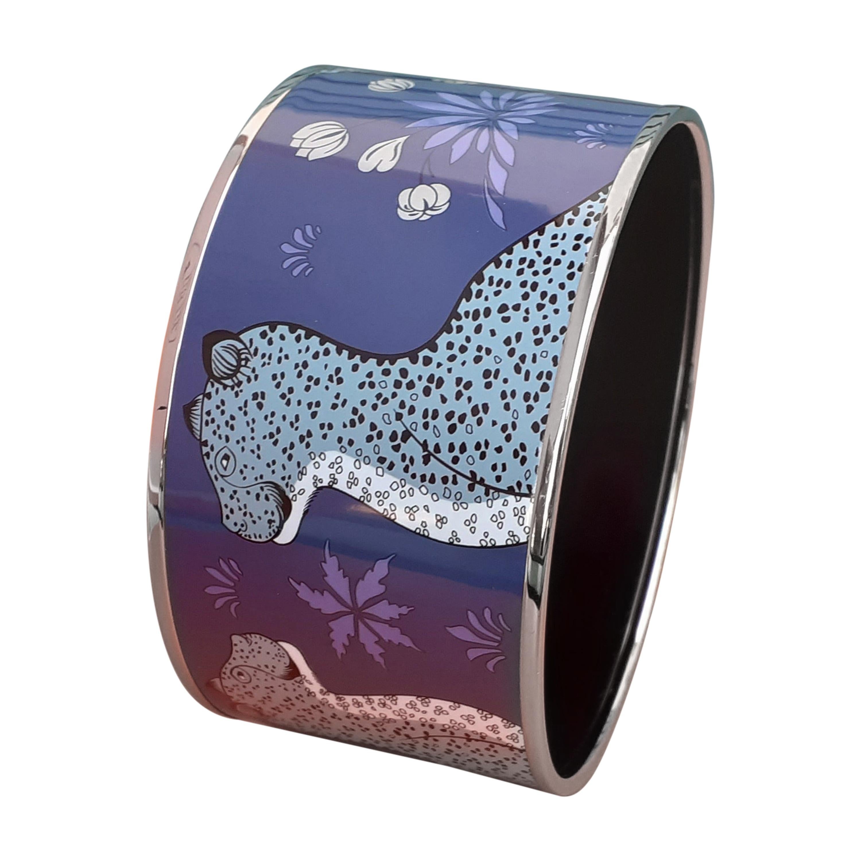 Hermès Bracelet imprimé émail léopard bleu extra large en palladium Hdw Taille GM 70 en vente