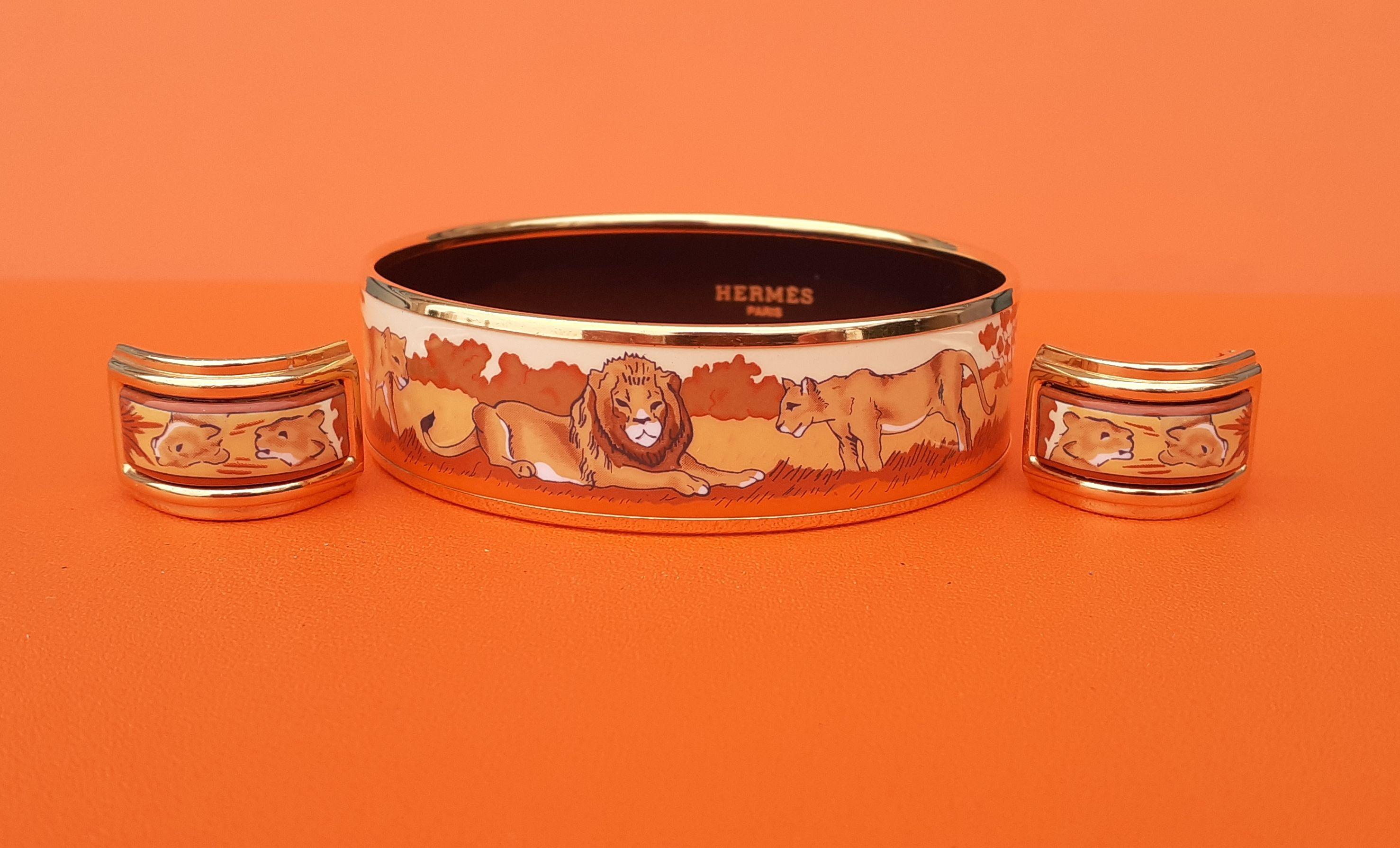 Gorgeous Authentic Hermès Set

Bracelet and matching Earrings

Pattern: Lions and Lionesses in Savannah

Rare and beautiful !

Made in Austria + A (1997)

Made of enamel printed and Gold plated hardware

Colorways: Beige, Fauve, Camel,