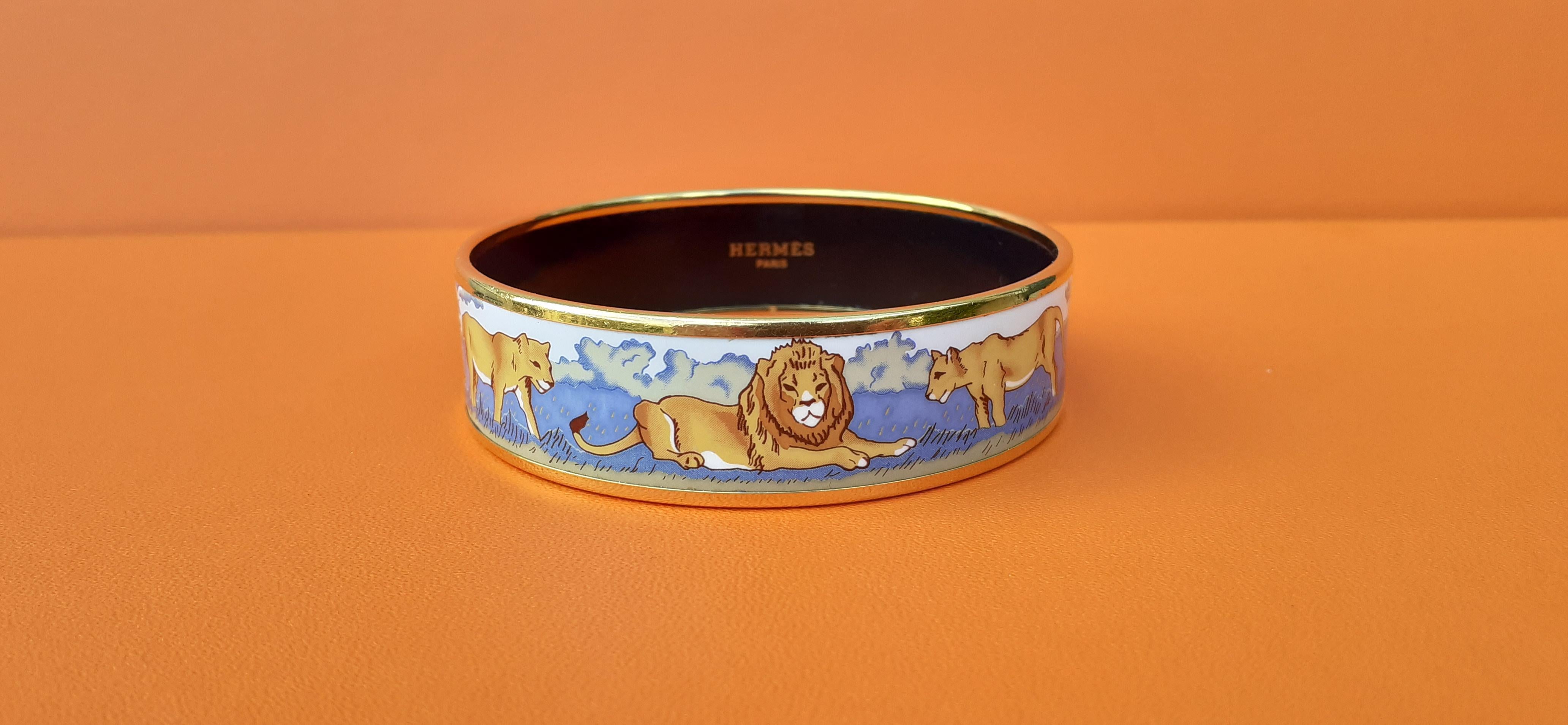 Gorgeous Authentic Hermès Bracelet

Pattern: Lions and Lionesses in Savannah

Rare and bautiful !

Made in Austria + C

Made of enamel printed and gold plated hardware

Colorways: White, Blue, Camel

