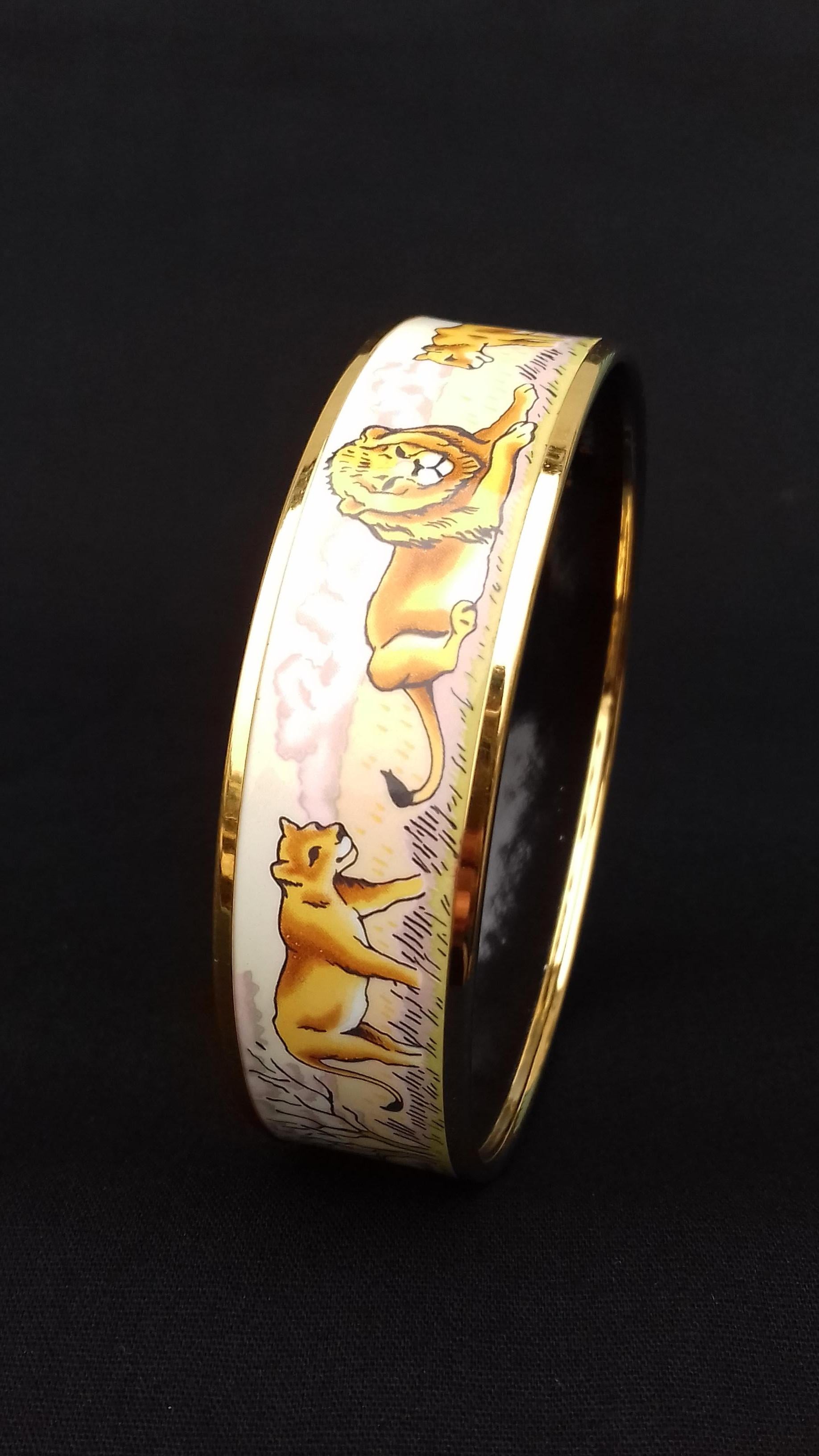 Gorgeous Authentic Hermès Bracelet

Pattern: Lions and Lionesses in Savannah

Rare and bautiful !

Made in Austria

Made of enamel printed and gold plated hardware

Colorways: Beige/Orange, Parma/Purple, Camel/Brown

