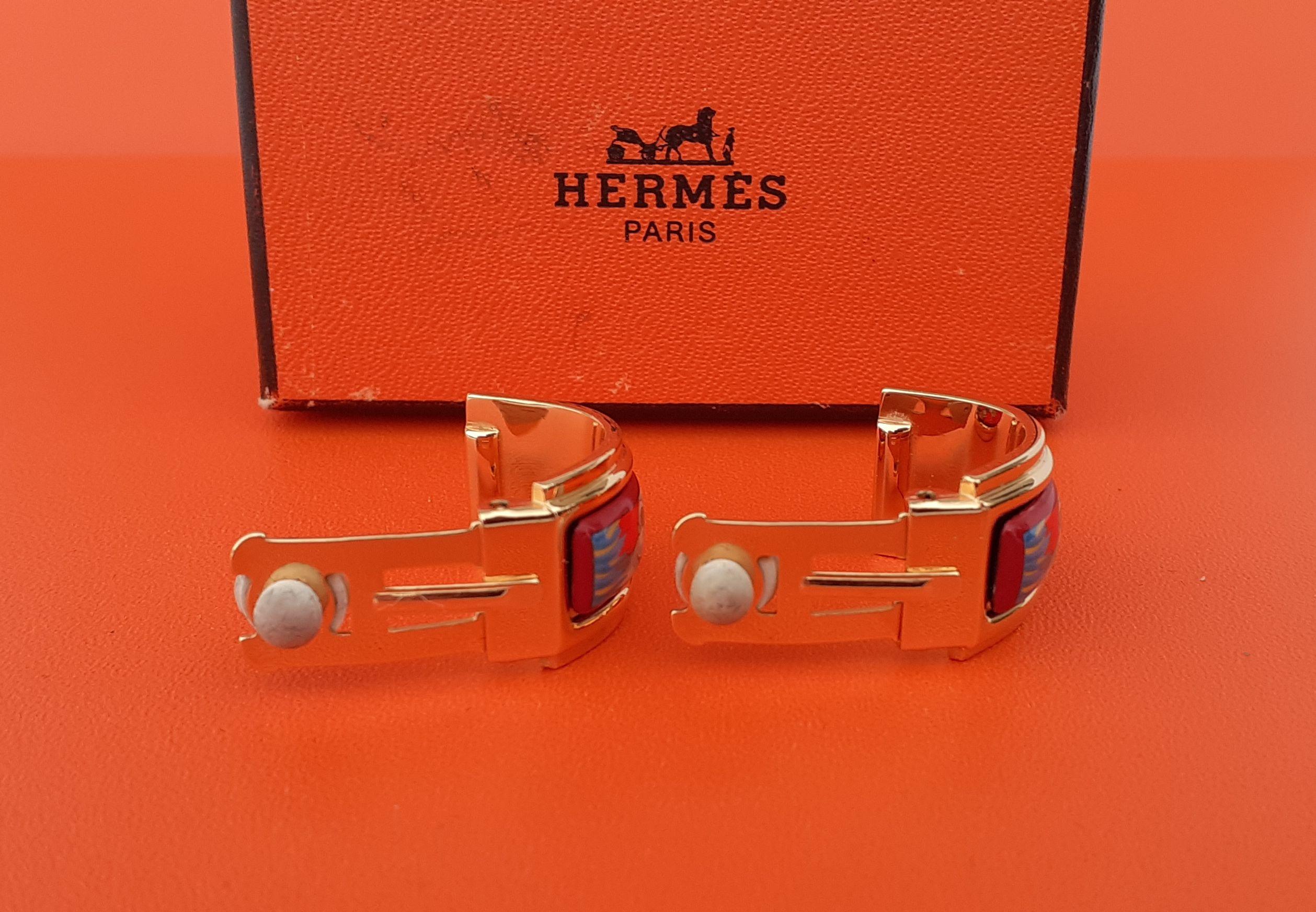 Beautiful and RARE Authentic Hermès Earrings

Pattern: Elephants Grazing

Hard to find ! 

Clip-on Earrings: fit both pierced and non-pierced ears

Made of printed Enamel and Gold Plated Hardware

Colorways: Red background with yellow peas, Grey