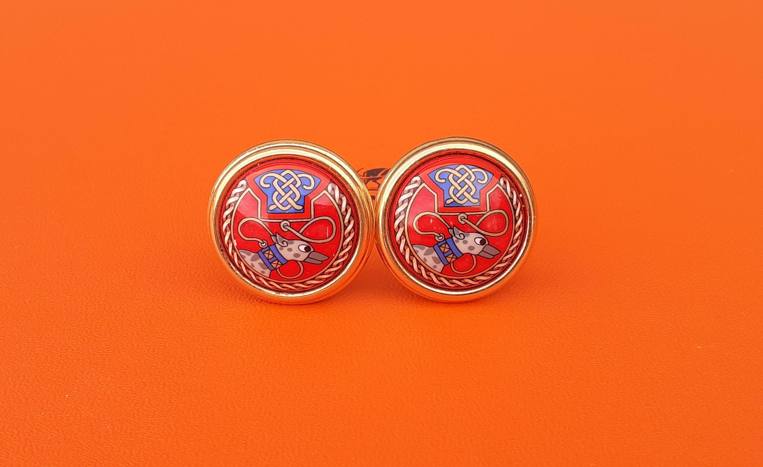 Beautiful Authentic Hermès Earrings

Print: Lévriers (Greyhound dogs) 

Super Rare, Hard to find ! 

To match with the Hermès Enamel Greyhound Bracelet for sale in my shop 

Clip-on earrings, for both pierced and non-pierced ears

Made of printed