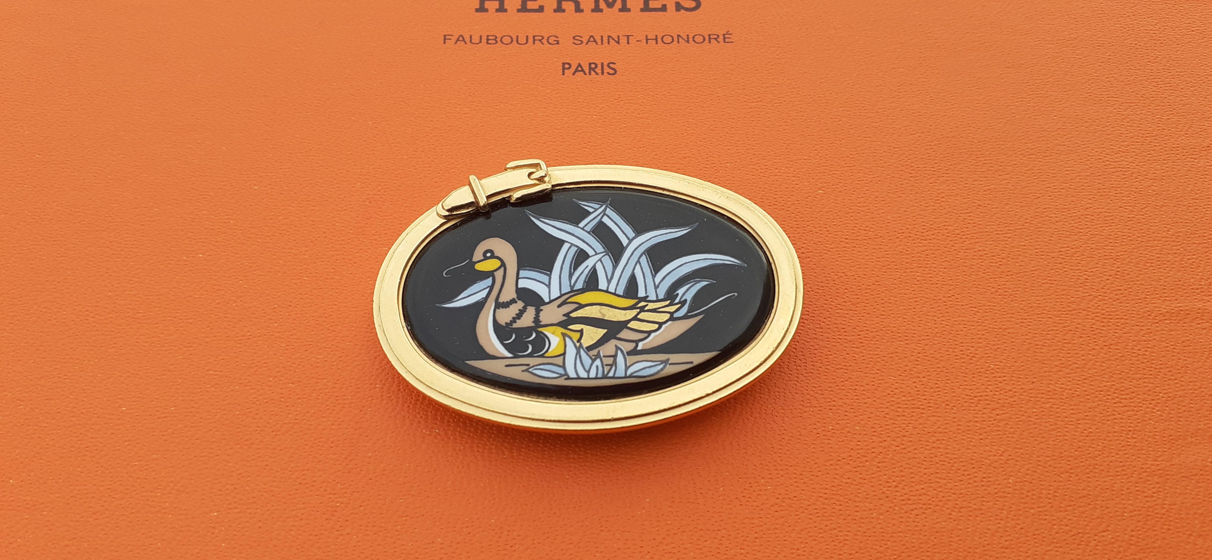 Cute and Lovely Authentic Hermès Brooch

Print: Duck

Made in France

Made of enamel and golden hardware

The metal surround ends in a pretty belt buckle

Colorways: Gold / Black / Beige / Yellow / Grey

Lovely golden reflections on the
