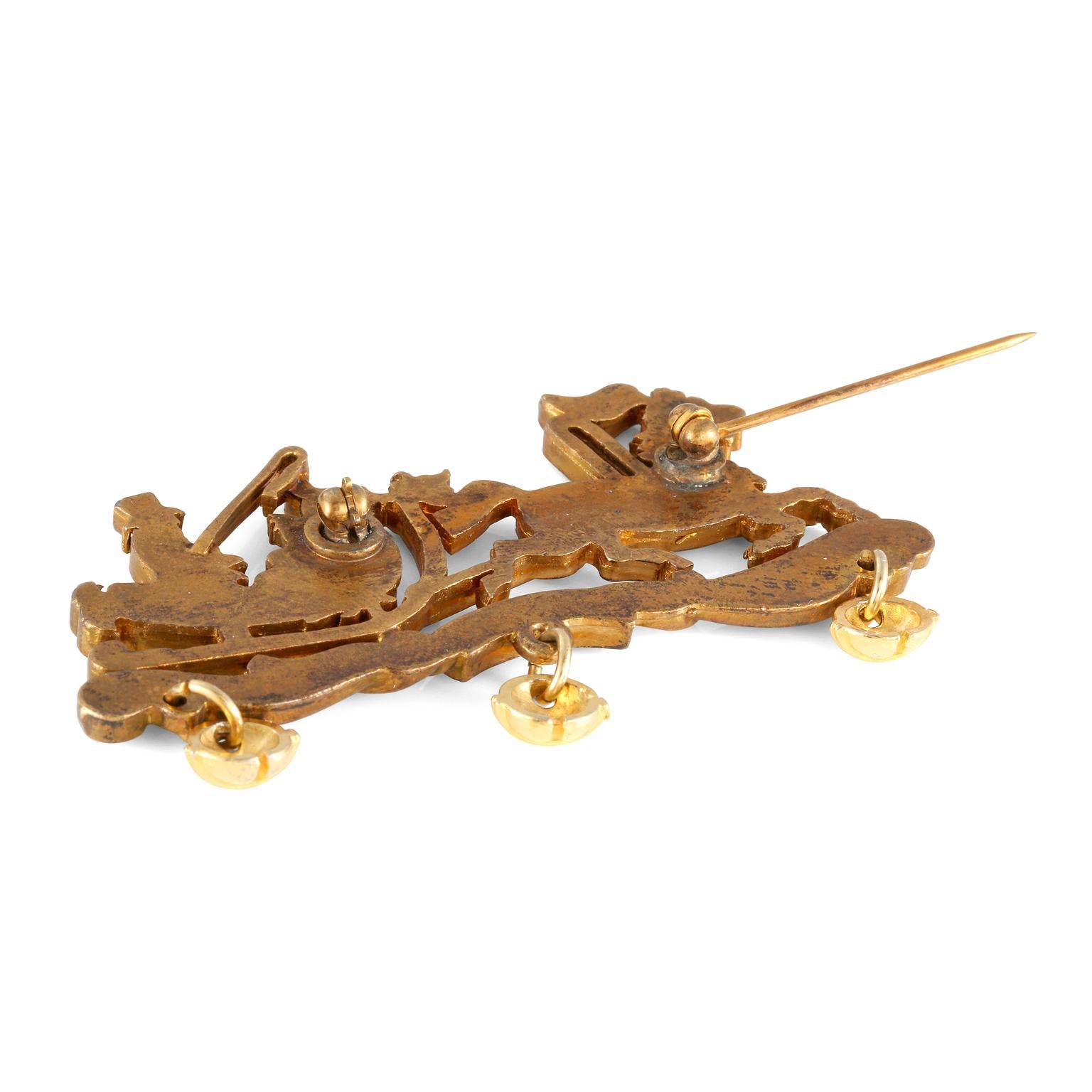 This authentic Hermès Enamel Sleigh Pin is in excellent condition.  Gold tone sleigh and driver with red and green inlaid enamel.    Pouch or box included. 

 

