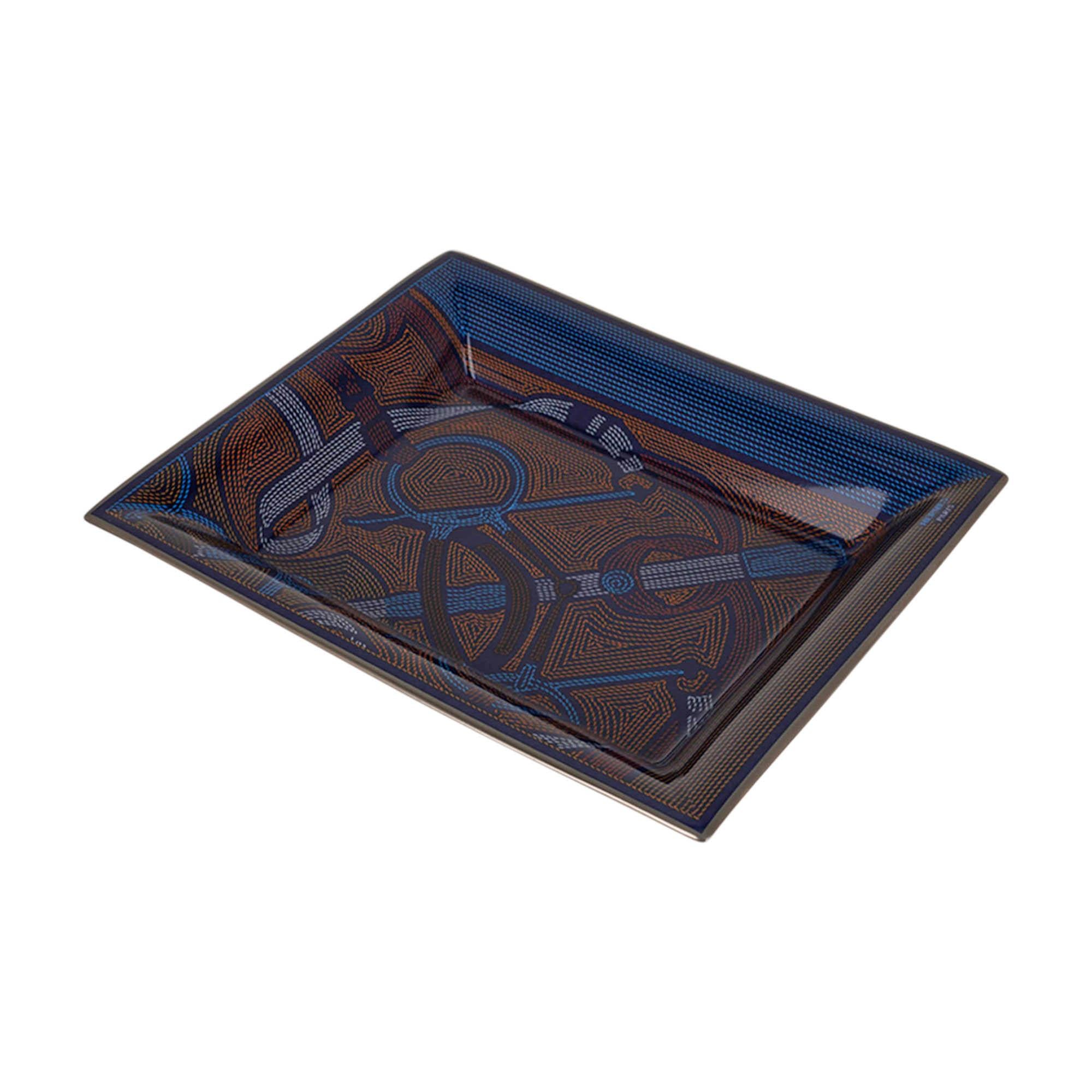 Mightychic offers an Hermes Eperon d'Or change tray.
Marine colorway.
Hand painted Platinum trim.
Design by Henri d'Origny.
Porcelain decorated using chromolithography.
A perfect accent piece for any room.
Protected by velvet goatskin on the