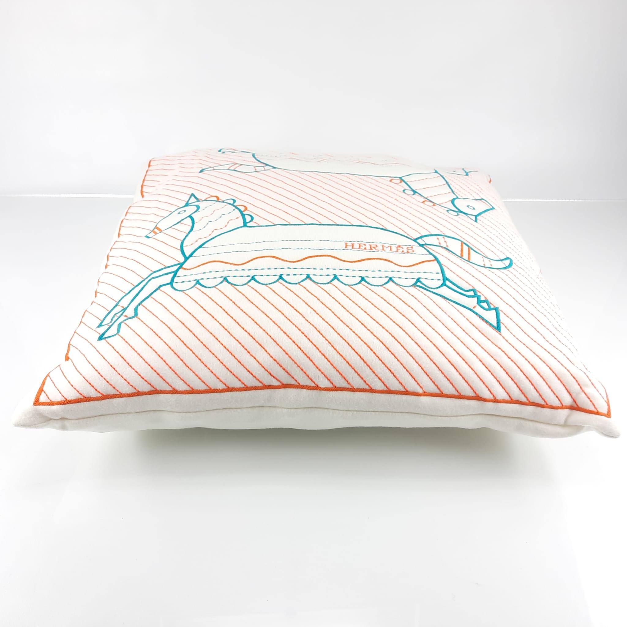 Color Blanc Crème
Quilted pillow with removable cover in jacquard woven wool and cashmere
Machine embroidered with quilting technique
Designed by Jan Bajtlik