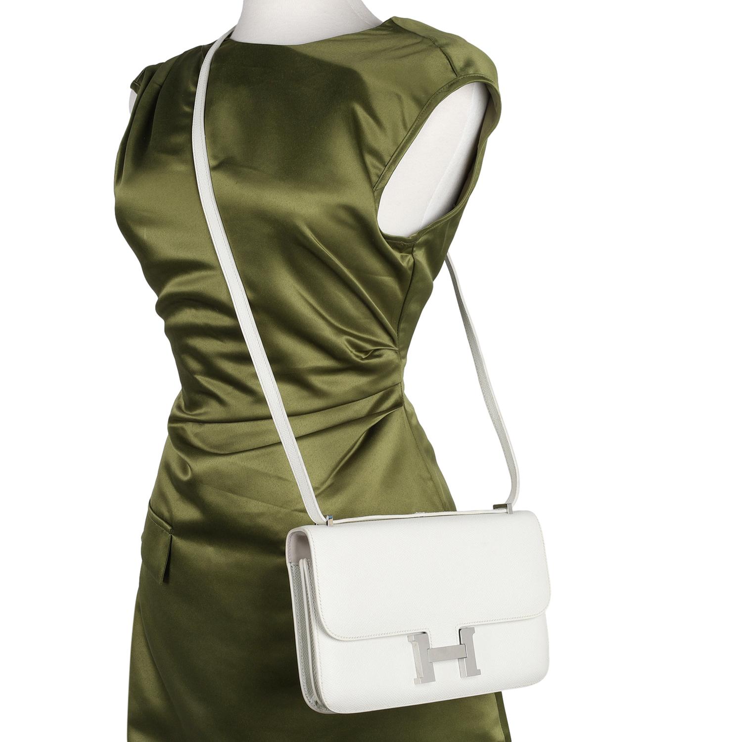 Authentique sac à bandoulière en cuir Epsom Constance Elan 25 de Hermes.

Cuir de veau d'epsom blanc, fermeture à rabat avec boucle à pression Hermès, bandoulière extra-longue à double boucle, le rabat s'ouvre sur un intérieur compact en cuir blanc