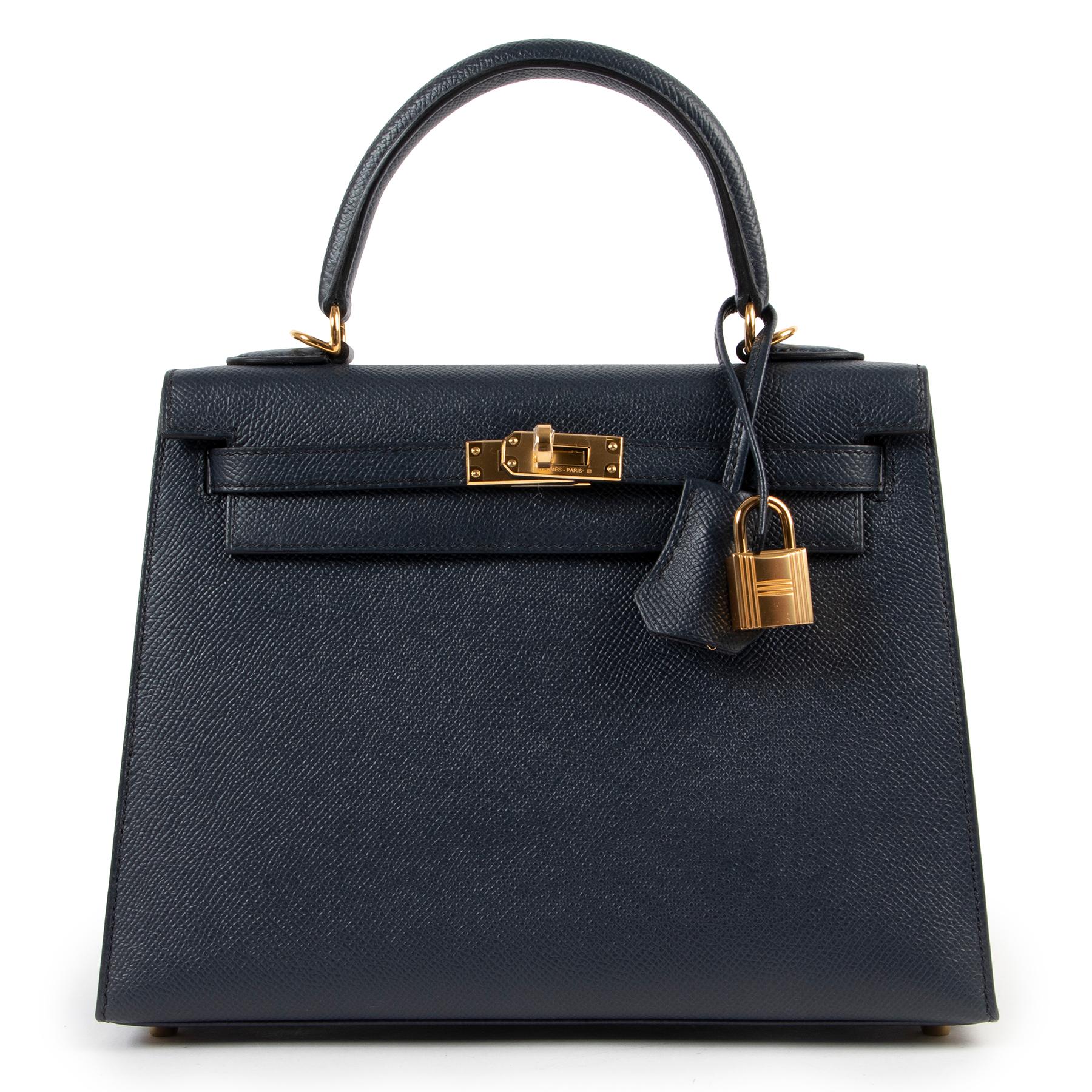 Hermes Epsom Indigo Kelly 25 GHW
What a stunner this iconic Kelly bag in the very hard to find 25 size. 
This stunning Hermès Kelly 25cm is made from epsom. This compressed type of leather holds true to its shape in all instances and is completely