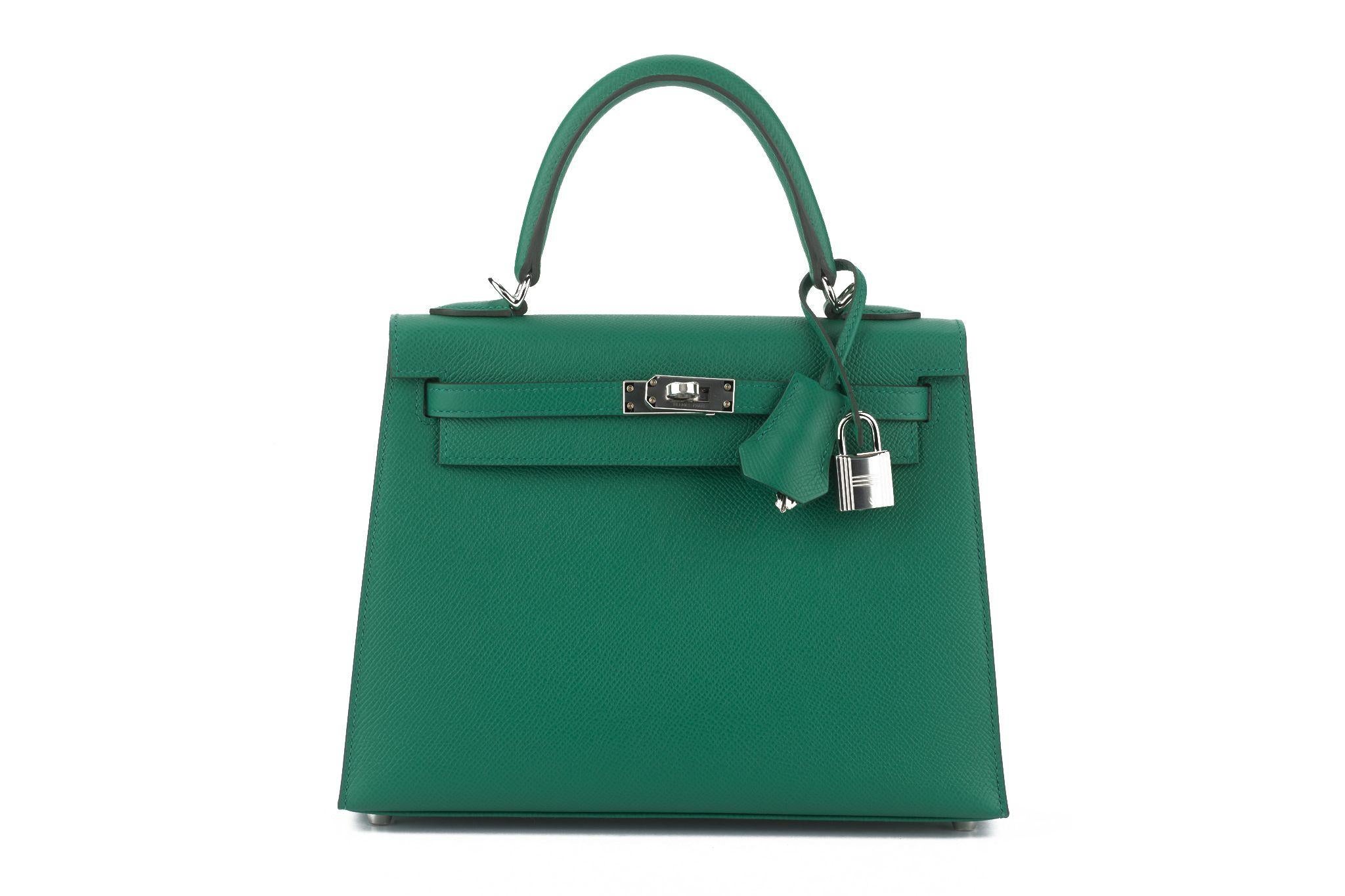 Diese Kelly Sellier 25 cm in Vert Jade verfügt über Epsom Kalbsleder ist brandneu in unbenutztem Zustand. Ein einzelner gerollter Ledergriff ist mit silbernen Beschlägen gesichert und ein optionaler Lederschulterriemen ist im Lieferumfang enthalten.