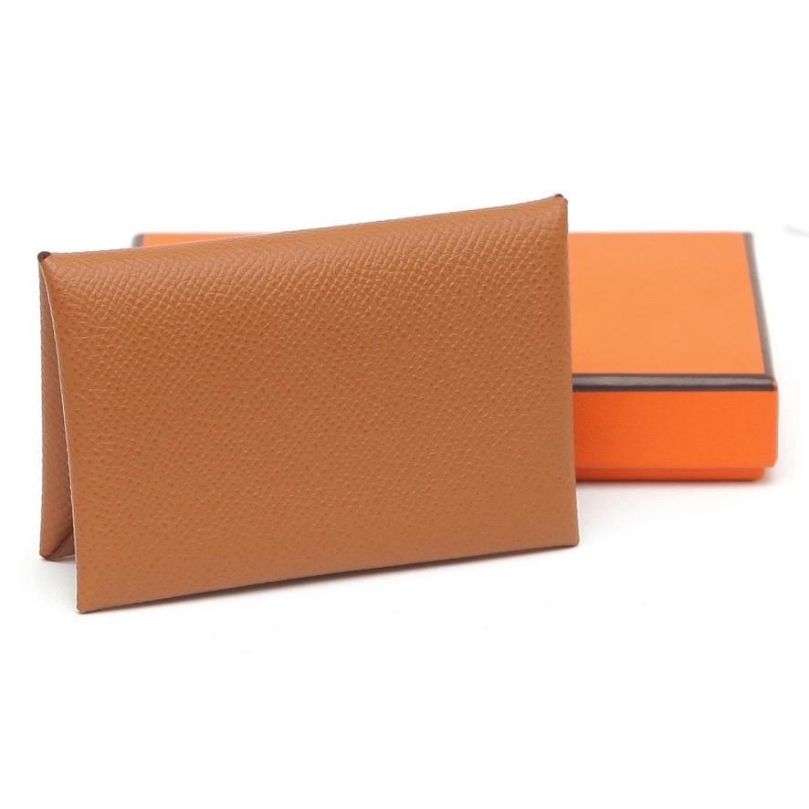 GARANTIERT AUTHENTISCH HERMES GOLD EPSOM LEDER CALVI KARTENETUI


Einzelheiten:
- Goldfarbenes (karamellbraunes) Bittersalzleder.
- Schnappverschluss.
- Öffnet sich zu 2 Taschen. 
- Unterschrift innen aufgedruckt.
- Wird mit Box geliefert.
- Der