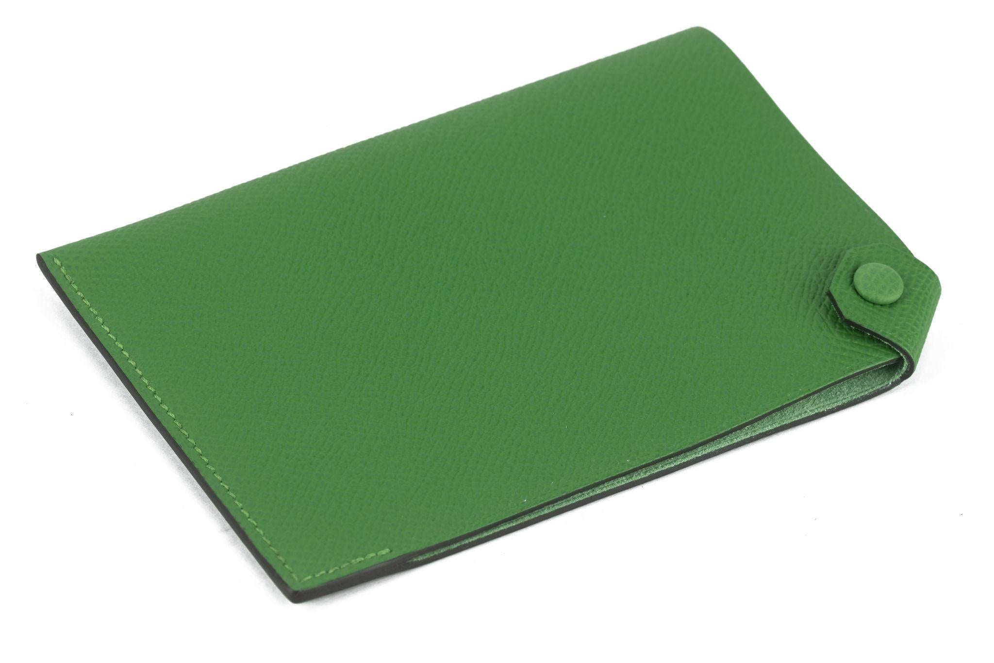 Questo portapassaporto Hermès Epsom Tarmac PM in Vert. Questo porta passaporto è una custodia semplice realizzata in pelle testurizzata di colore verde. Il portaoggetti si apre con una linguetta in pelle e un bottone a pressione per raggiungere un