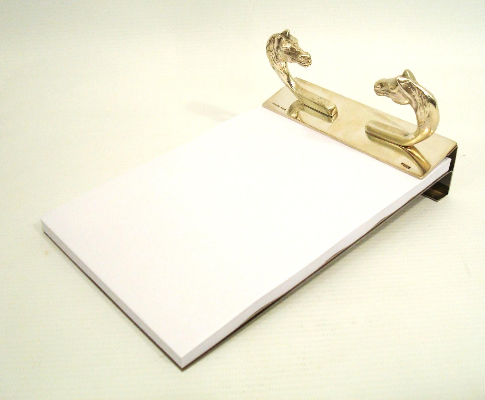 Hermes Equestrian Desk Notepad, versilbert, Schreibtisch-Accessoire

Versilberter Messing-Notizblock. Dieses atemberaubende Schreibtisch-Accessoire wurde von dem französischen Luxusunternehmen Hermès hergestellt.

Der in den 60er Jahren in