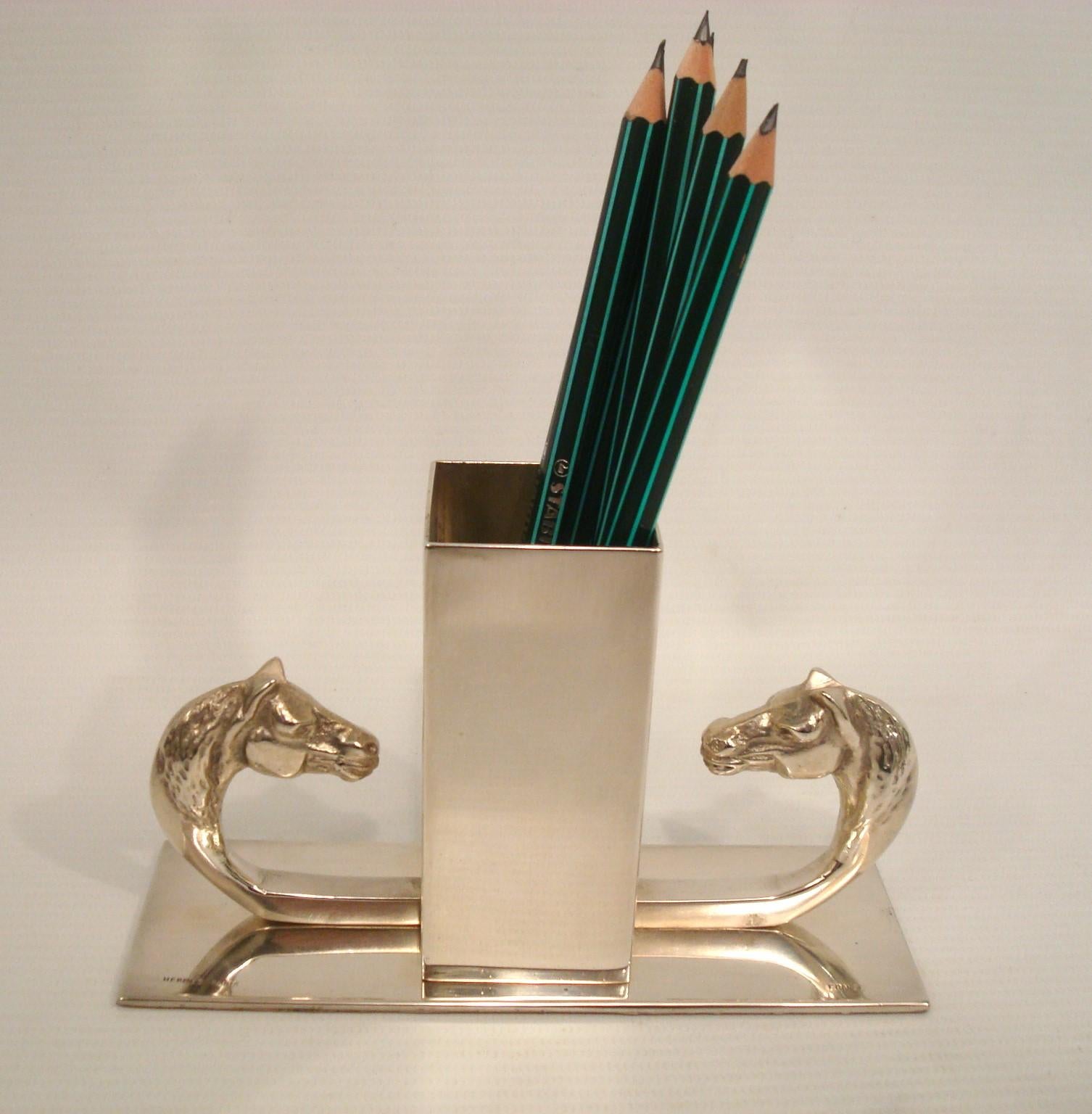 Hermès Equestrian Desk Pen / Bleistifthalter, versilbert, Schreibtisch-Accessoire (Moderne der Mitte des Jahrhunderts) im Angebot