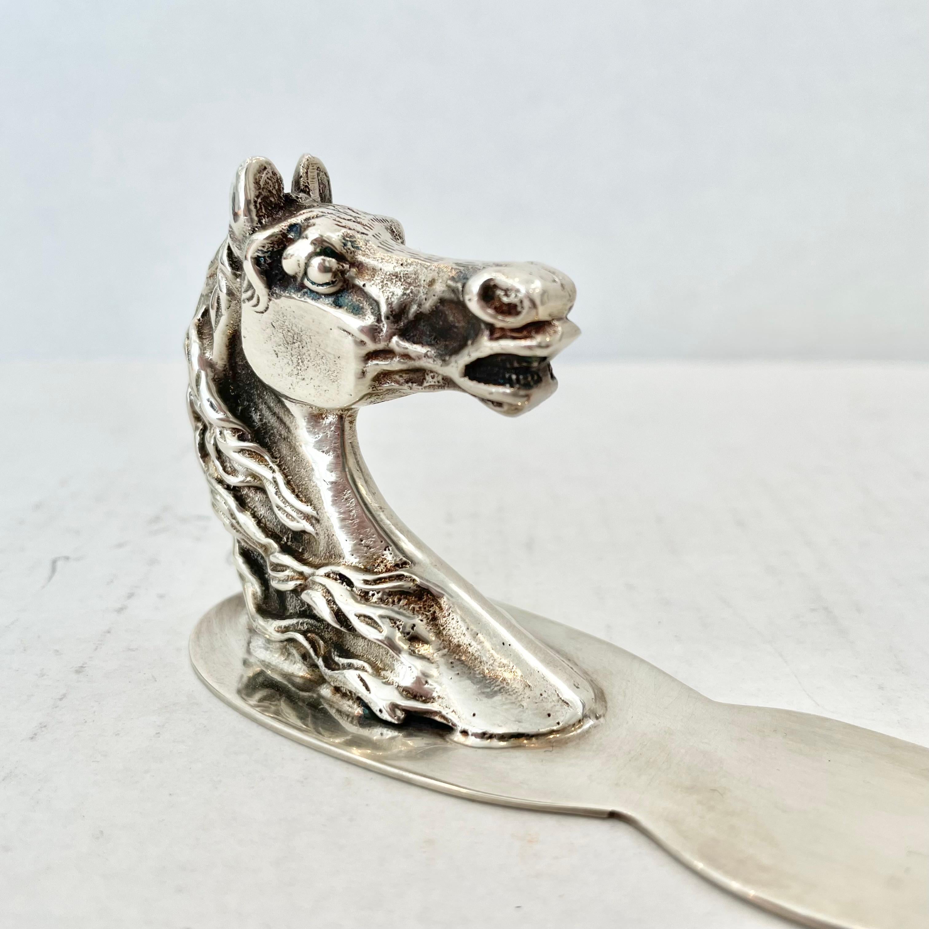 Eleganter Brieföffner von Hermès mit einem detaillierten Pferdekopfgriff aus massivem Metall. Hermès Paris auf der Oberseite der Klinge gestempelt. Schöne leichte Patina auf dem Silber und eine Klinge, die sich sanft zur Spitze hin verjüngt. Dieses