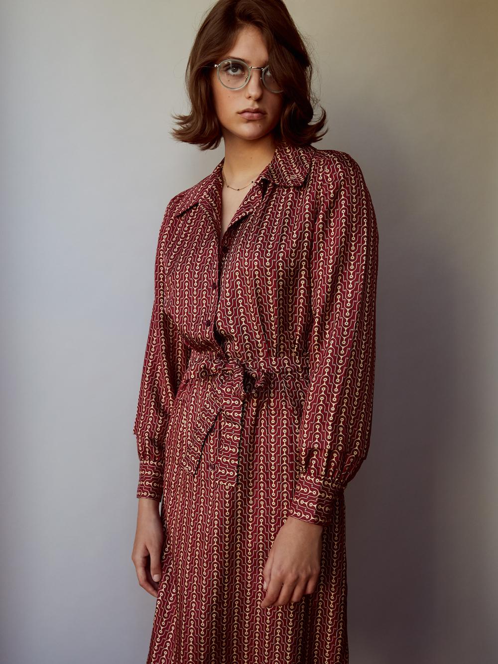 Midi silk dress with sleeves pleated details and emblematic equestrian spur print, slightly opened on the sides.
- Hermès logo printed
- Burgundy mother of pearl buttons
- Very fine heavy silk
- Made in France
- Come with fabric belt, can also be