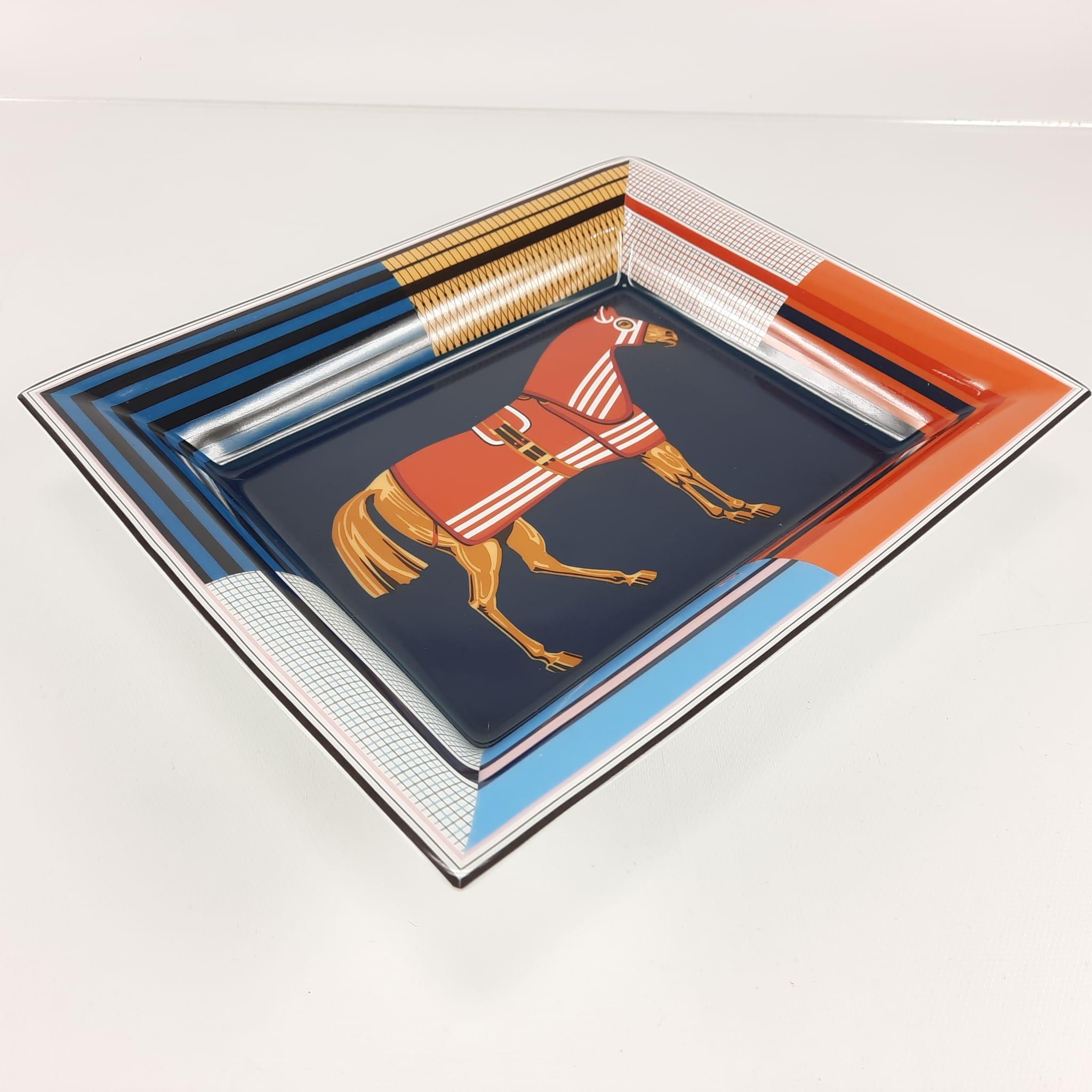 Change tray in porcelain
- Velvet goatskin base
- Decorated using chromolithography
Dimensions: L 21 x W 17 cm