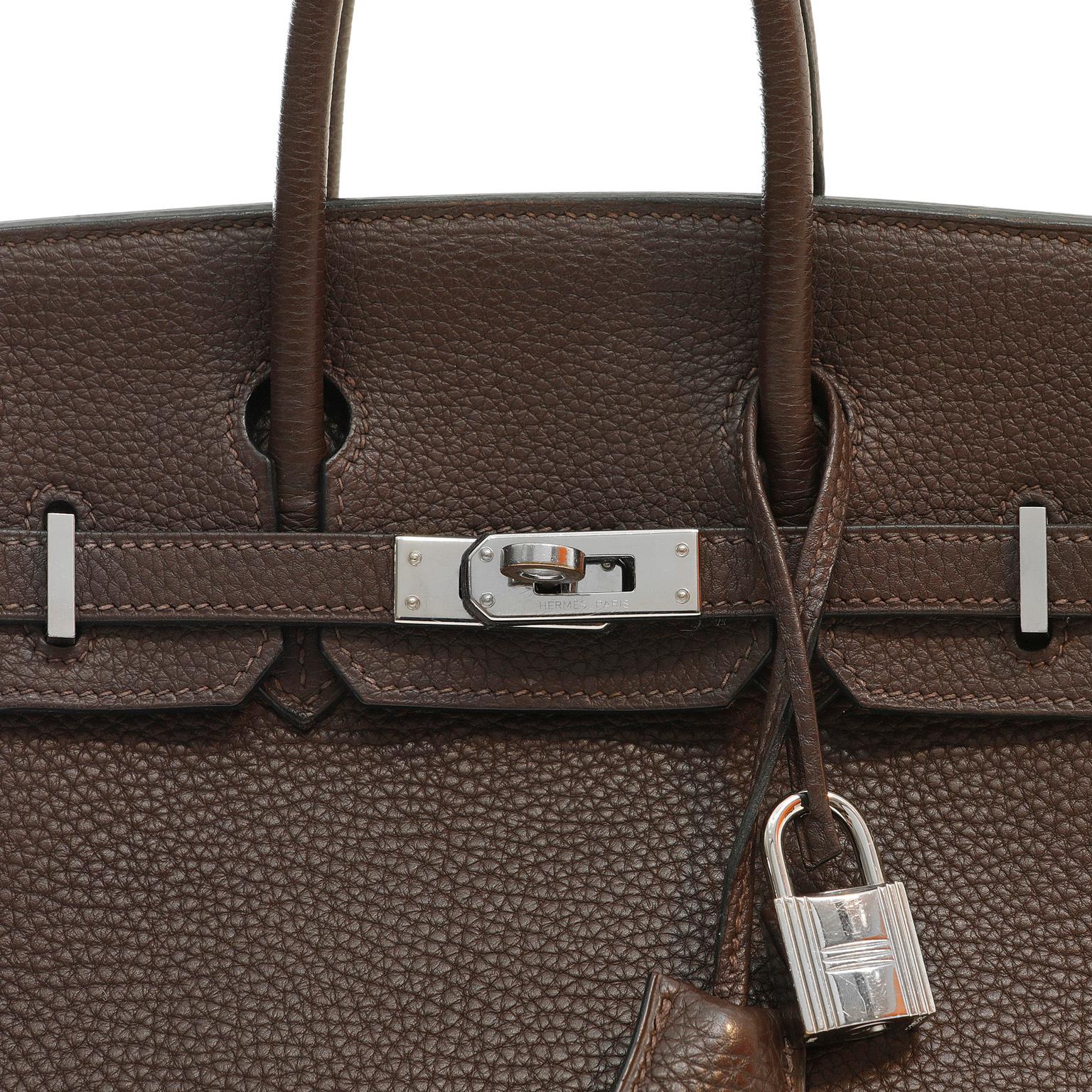 Questa autentica Birkin Hermès Espresso Togo da 25 cm è in condizioni immacolate.  Cucite a mano da abili artigiani, le liste d'attesa per la Birkin di Hermès durano un anno o più. Il colore neutro marrone espresso abbinato alla ferramenta Palladium