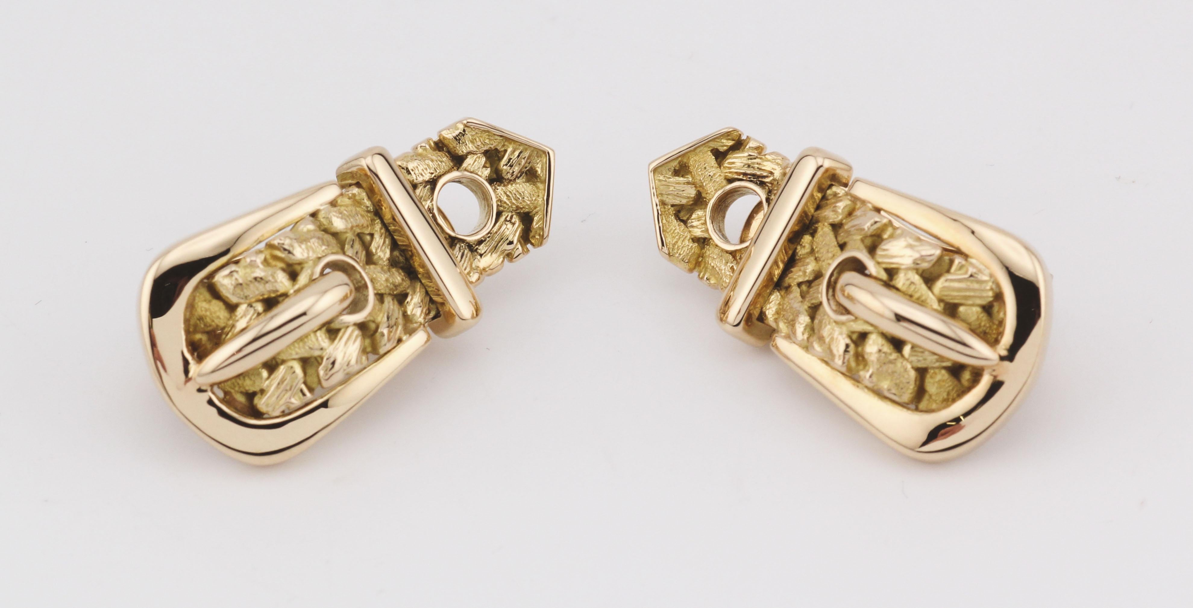 Discover the elegance of Hermès with these exquisite 1980 clip-on earrings. Crafted in luxurious 18k yellow gold, these earrings showcase a unique buckle design, embodying sophistication and style.

The textured gold surface adds depth and