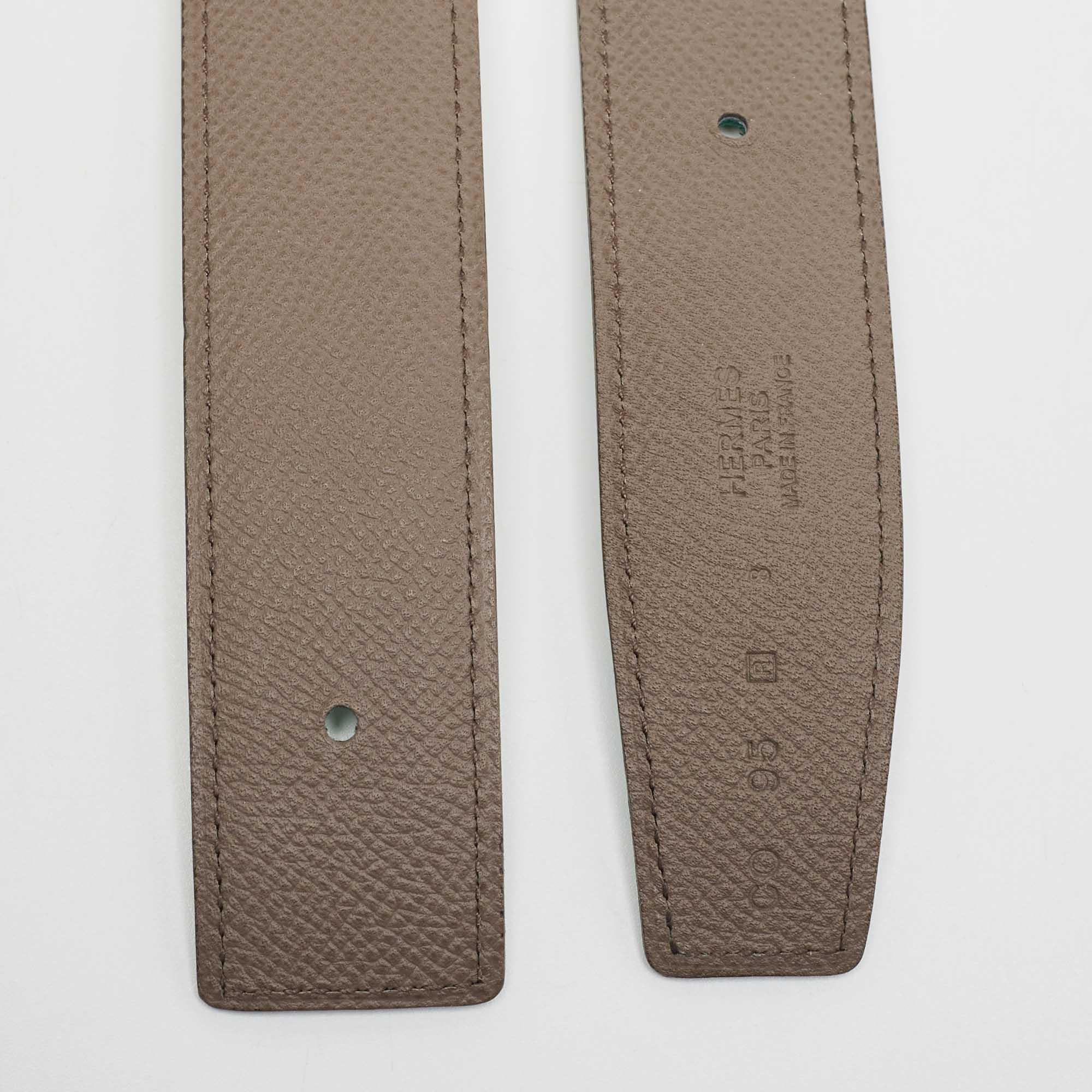 A classic add-on to your collection of belts, this Hermès belt strap has been crafted from leather in France. It has a reversible feature and it will complement any buckle shape. This sleek piece is a wardrobe essential.

