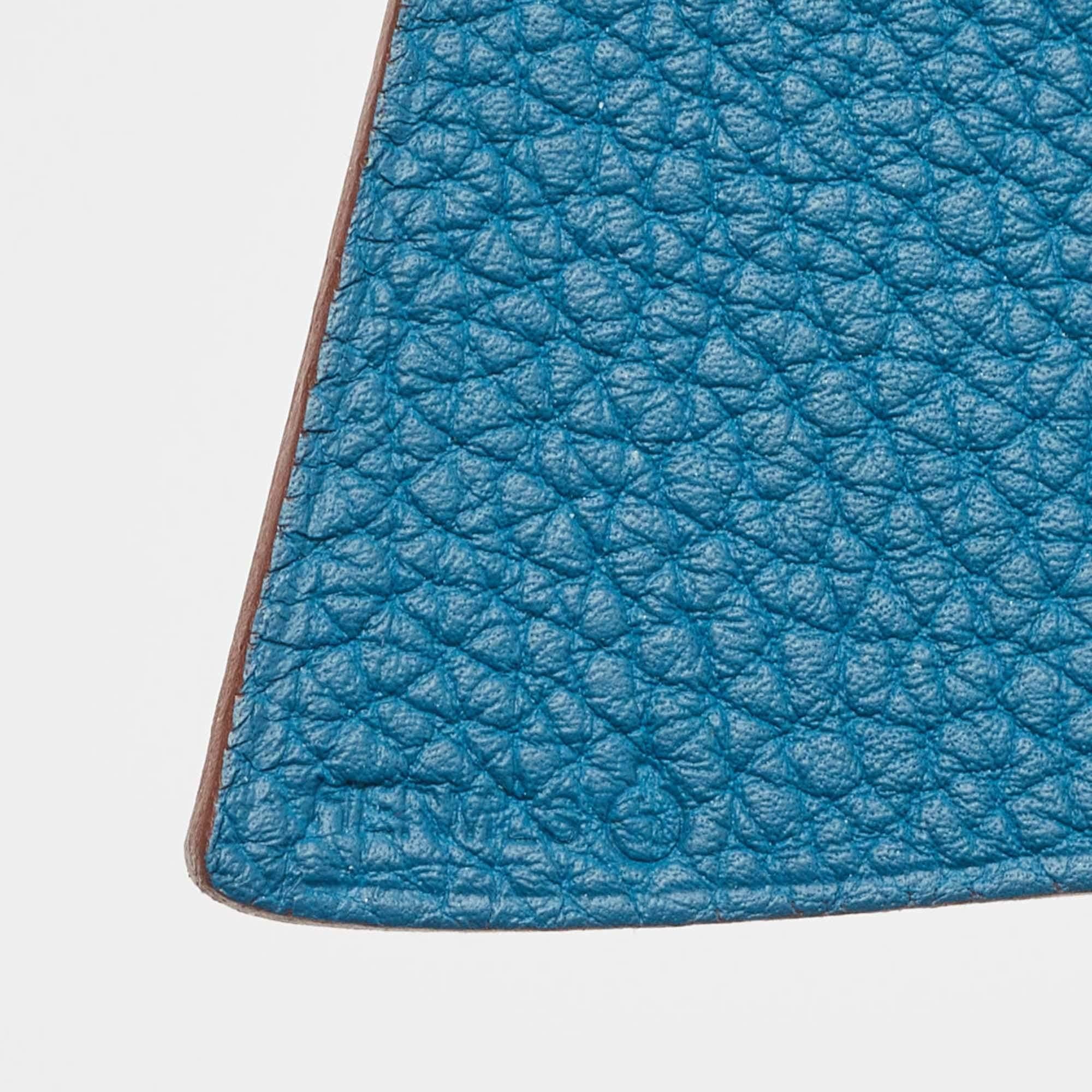 Taschenanhänger bieten eine spielerische Möglichkeit, Ihre Designertaschen mit Accessoires zu versehen. Diese Kreation von Hermès kann auch an Ihren Schlüsseln befestigt werden.

