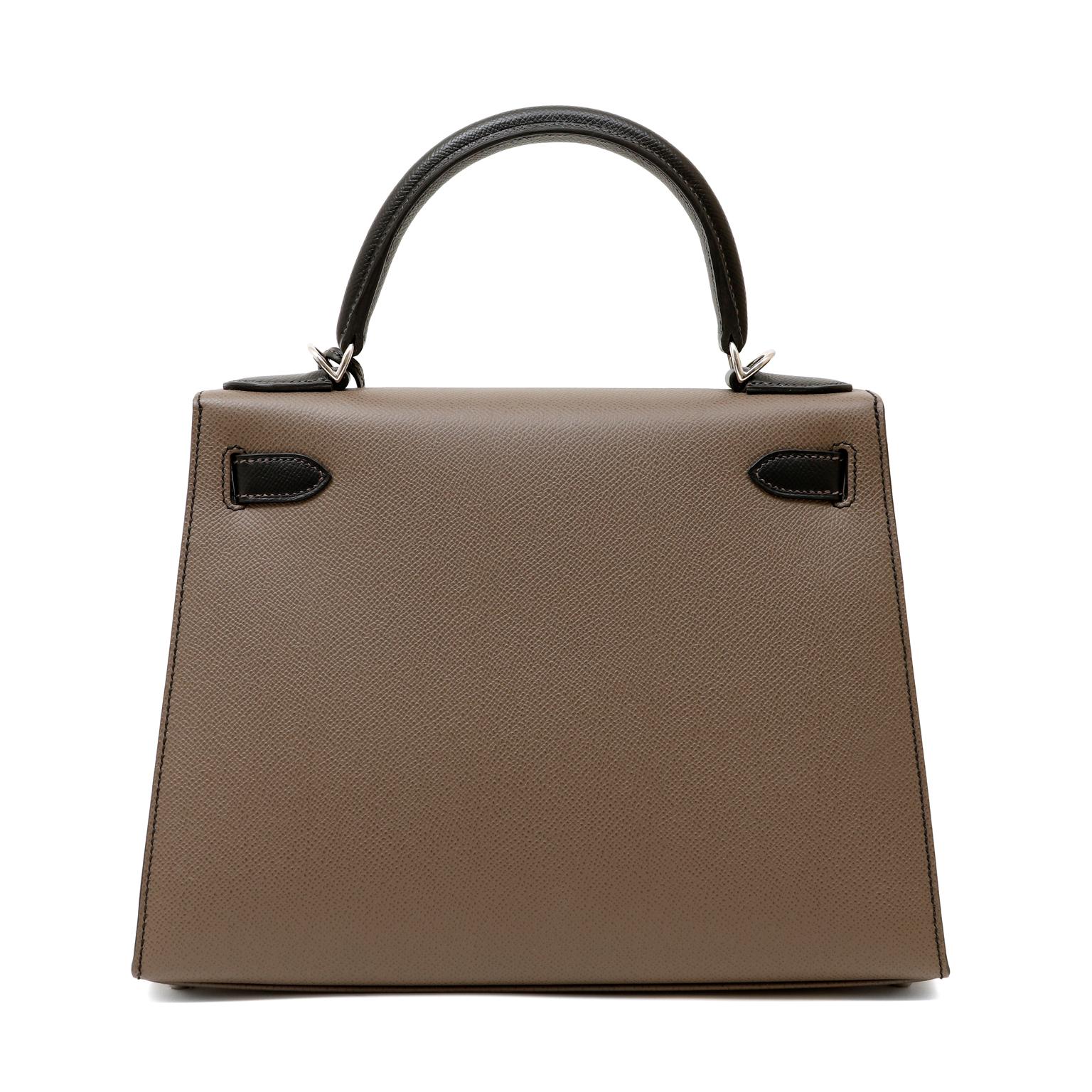 Questa autentica Kelly Hermès Etoupe e Black Epsom Horseshoe 28 cm è in condizioni perfette, con la plastica protettiva intatta sull'hardware.     Le borse Hermès sono considerate l'oggetto di lusso per eccellenza in tutto il mondo.  Ogni pezzo è