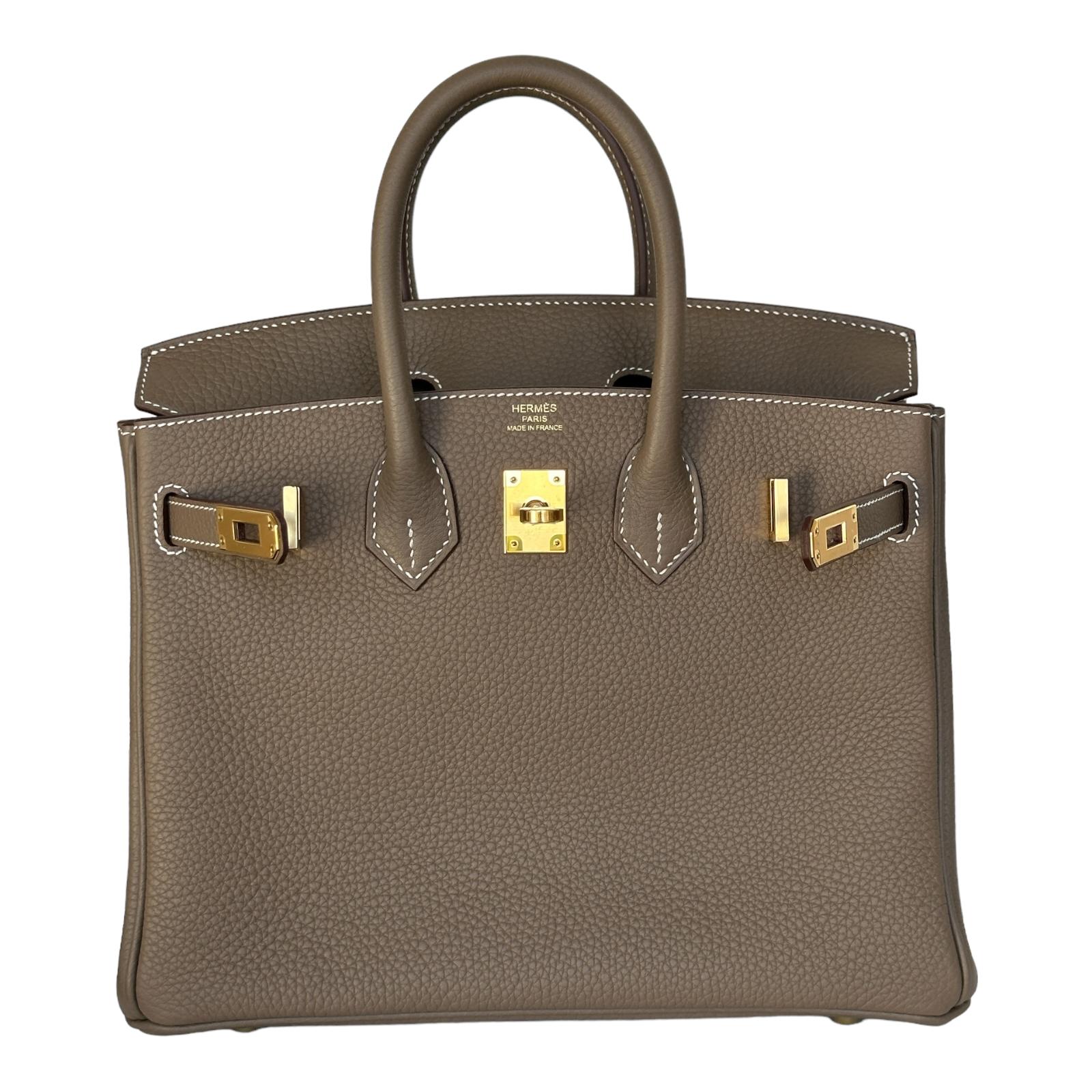 Hermes Birkin 25cm
Etoupe Togo Leather
Gold Hardware
The interior is lined with Etoupe chevre and has one zip pocket with an Hermes engraved zipper pull and an open pocket on the opposite side.

 

Collection: U

 

Origin: France

 

Condition: