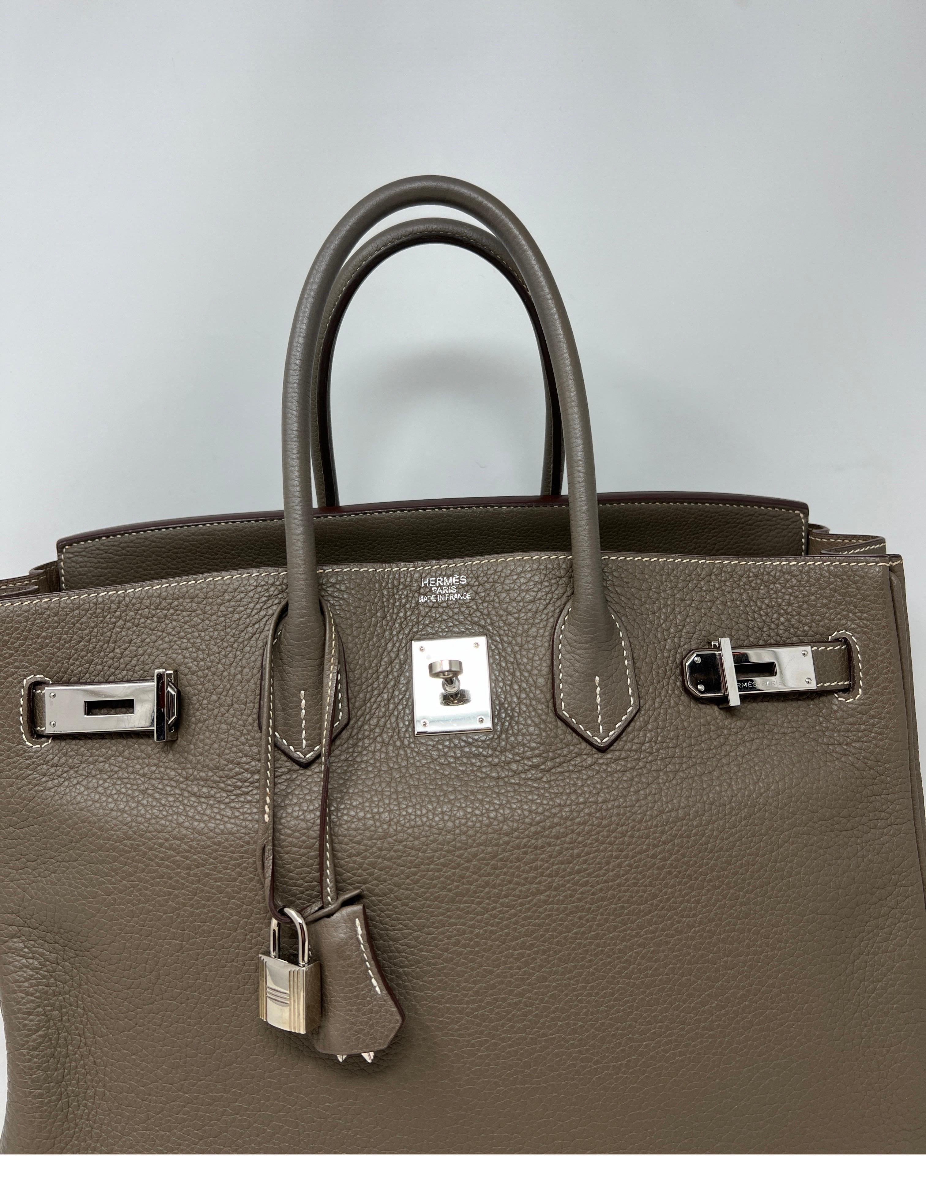 Sac Hermès Etoupe Birkin 35. Quincaillerie en argent palladium. Excellent état. Cuir Clemence robuste. Intérieur propre. Le gris est la nouvelle couleur à la mode. L'étoupe est un ton gris fauve. Se marie avec tout. Comprend une clochette, un