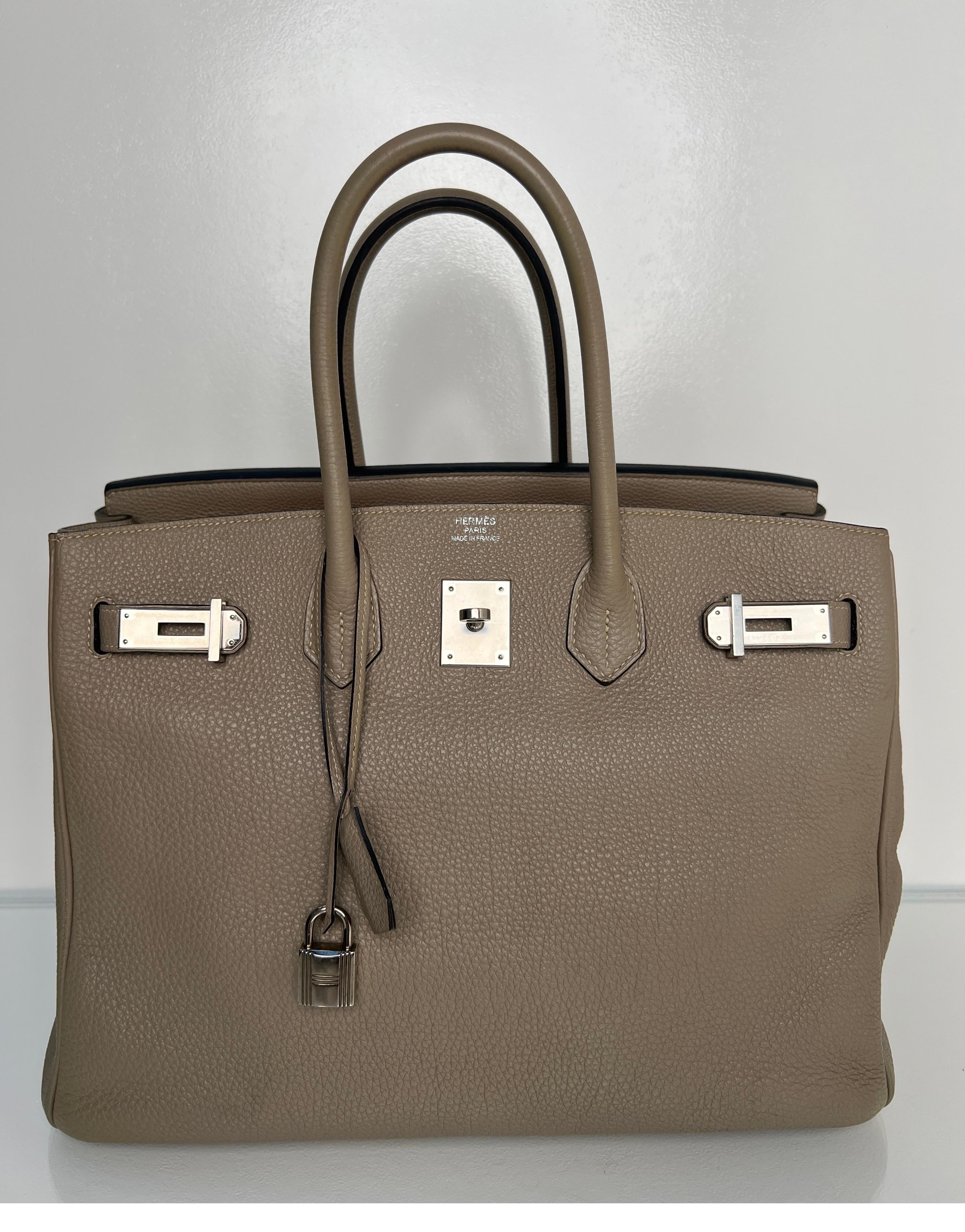 Sac Hermès Etoupe Birkin 35. Excellent état. Matériel en palladium. Superbe couleur neutre. Intérieur propre. Comprend une clochette, un cadenas, des clés et un sac à poussière. Garantie d'authenticité. 