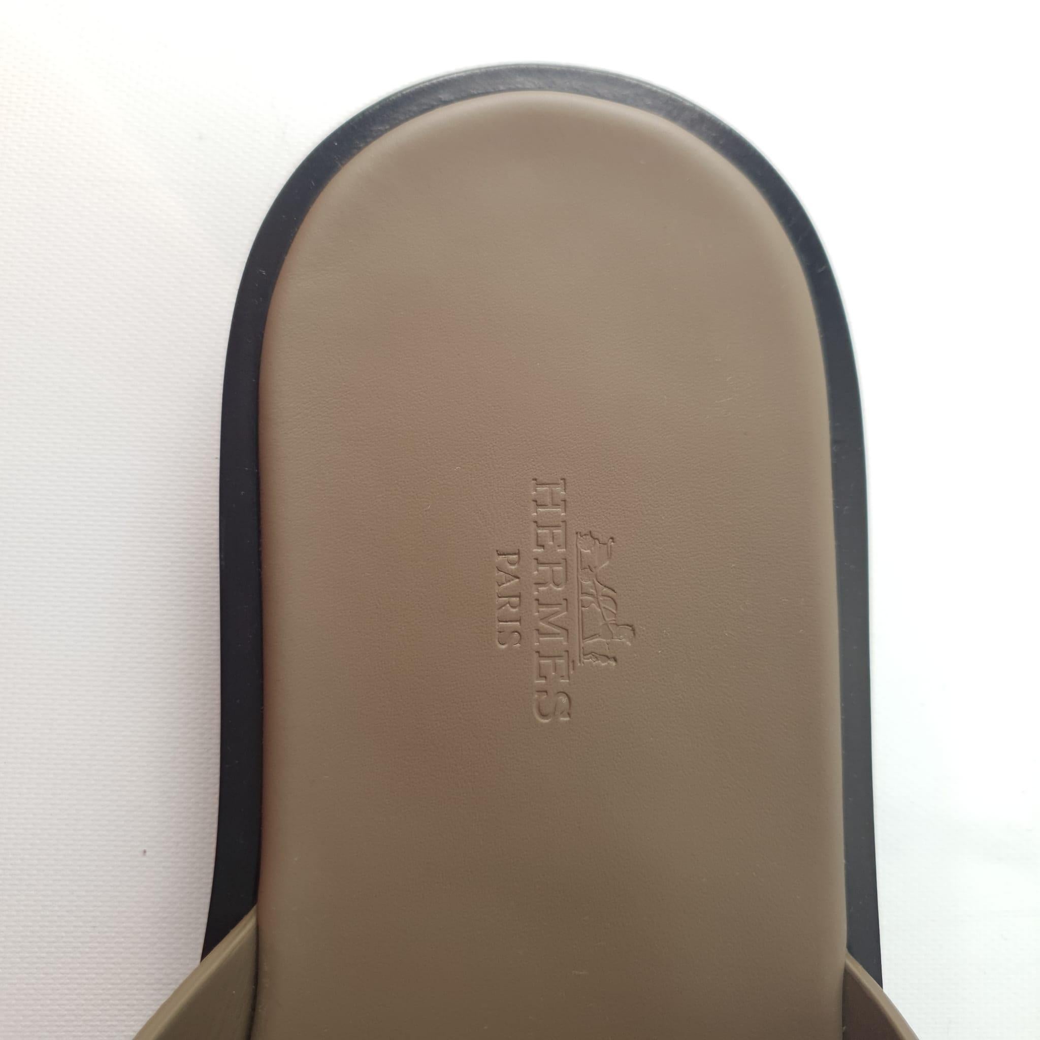 Hermès Étoupe Calfskin Size 43 Izmir sandal In New Condition In Nicosia, CY