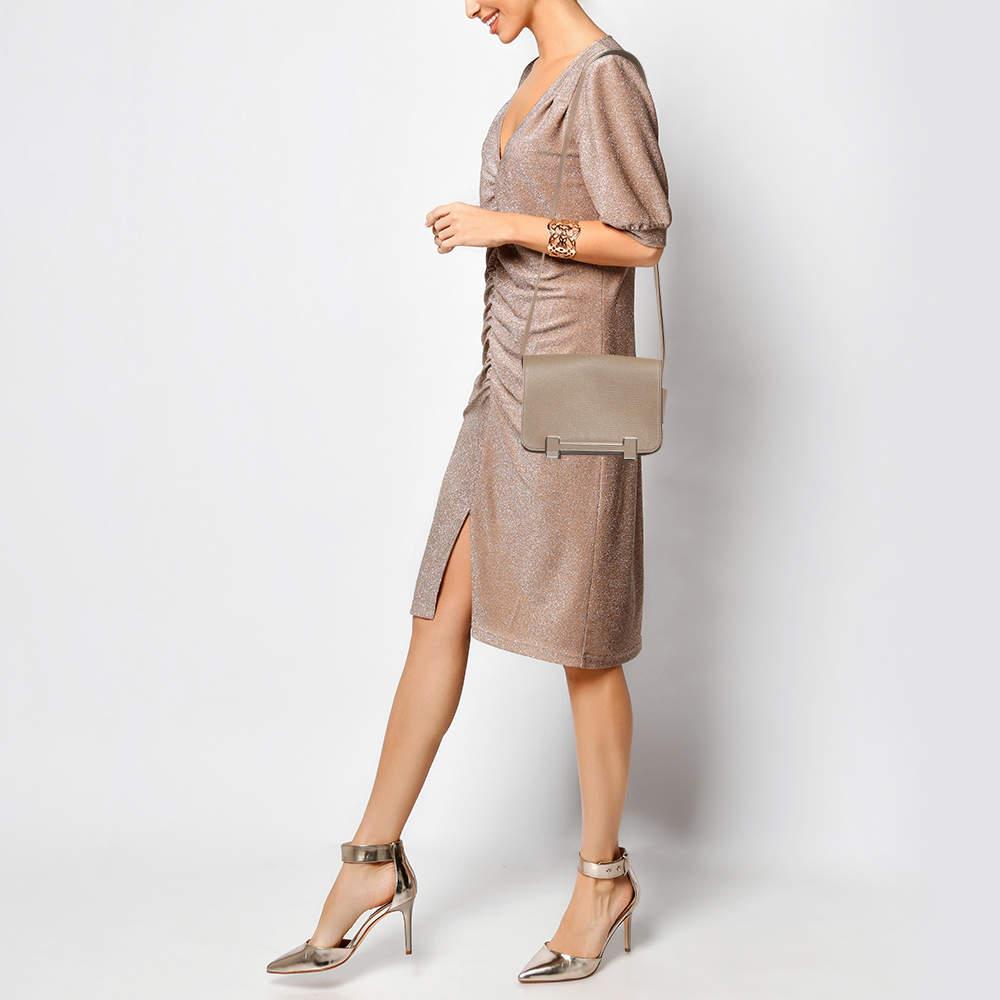 The Hermès bag is a luxurious fashion accessory. Crafted from Chèvre Mysore leather it exudes elegance. The palladium finished hardware adds a touch of sophistication. Its versatile design features a single strap for easy carrying making it a